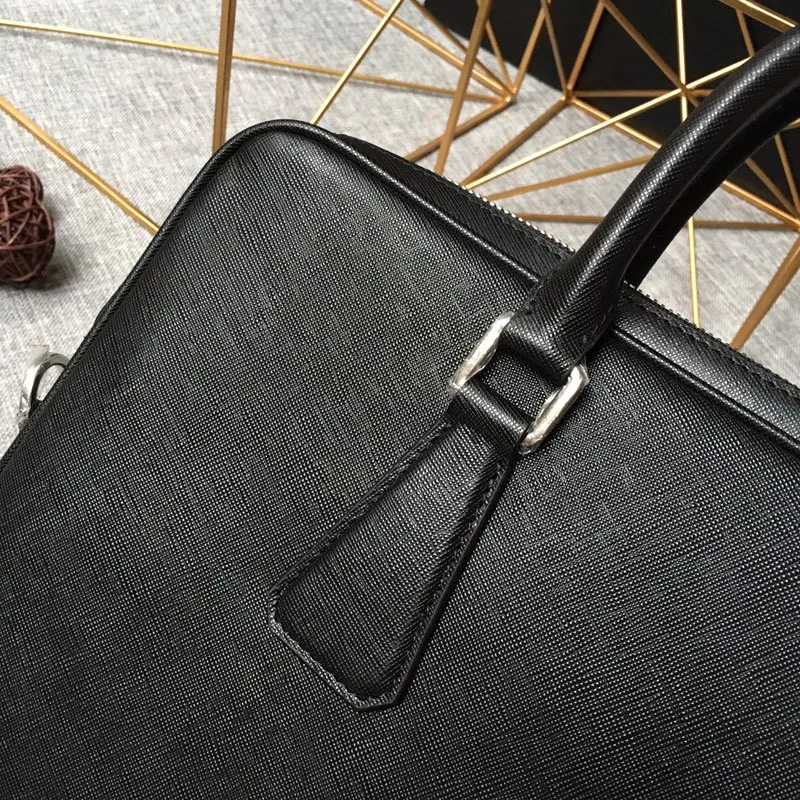 💰1840, P's new model 0368 is out of stock, bottom width is 3.5cm👻👻👻, synchronized with counters, lightweight + ultra-thin + practical, the style that men have always requested, top quality, 175 OEM code, length 37x height 28x base width 3.5cm.