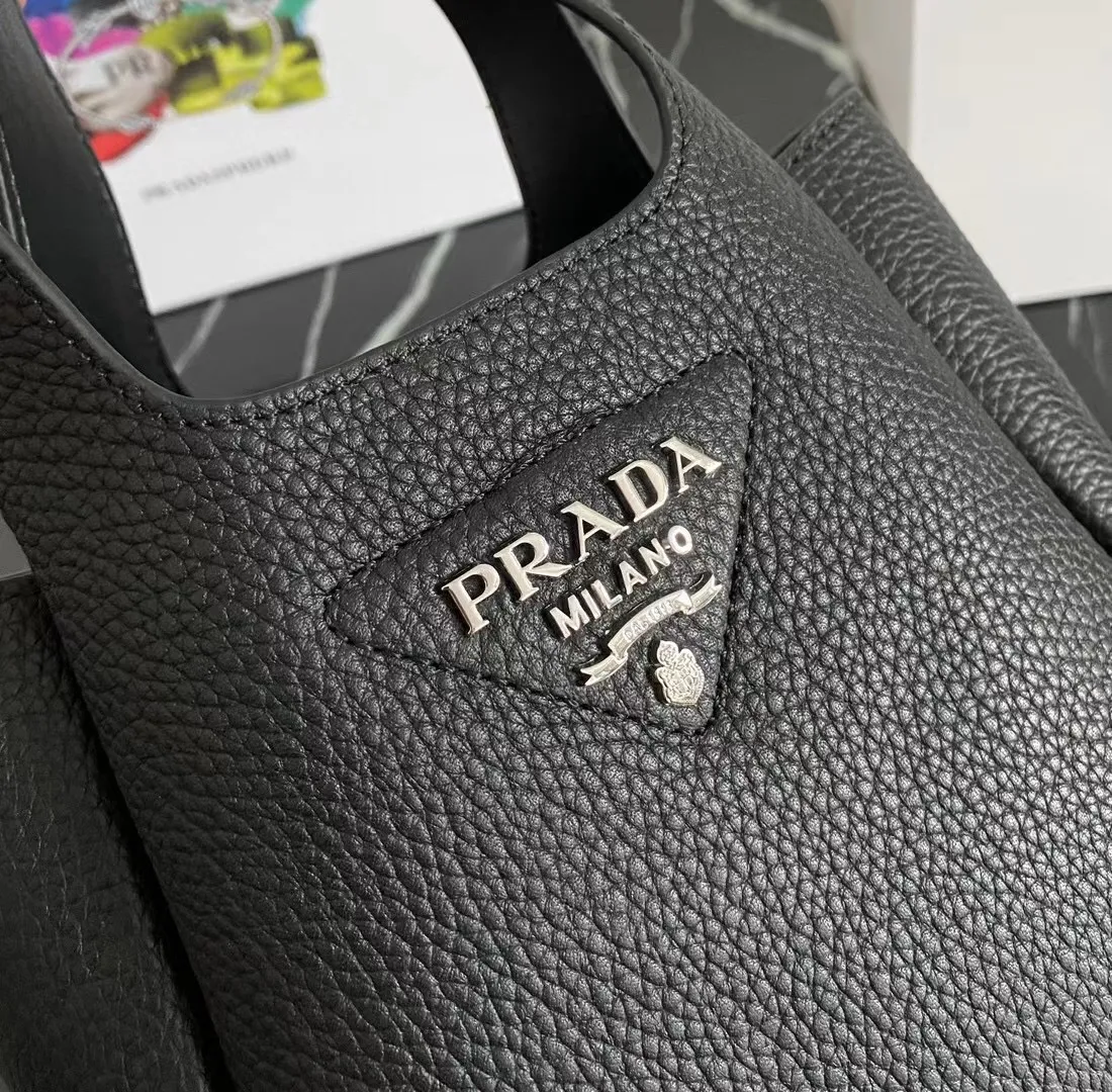 P1100¥ [Top original order] The latest 2022 vegetable basket tote bag mini model 1BA349 has arrived🎉🎉Soft and delicate pebbled calfskin tote bag, full leather inside and outside, equipped with double handles, decorated with silver metal logo, the overall body of the bag is very soft Lightweight, elegant and outstanding. The two side pockets not only meet the needs of exquisite storage but also add an elegant charm. It can be carried as a handbag or an armpit bag. It is a must-have handbag for fairies that perfectly combines classic heritage with the trend of the times. Size: 18︸15.5︸10CM!