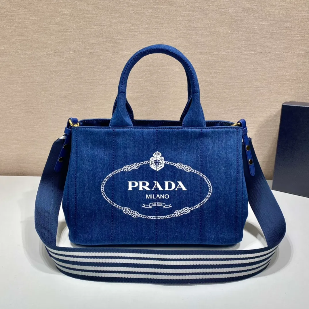 💰1000🎉Classic hot style🎉1BG439🎉🎉 This retro style gardener handbag is made of fabric and printed with a silk printed logo. Triangular logo on the side and decorated with copper accessories, double fabric handles, detachable and adjustable fabric shoulder straps, top-grade copper-plated hardware, simple and elegant, with large space🎉🎉Retro classic and a timeless hot style🎉🎉 Length 28x Height 20x Bottom 15cm🎉🎉🎉💰💰💰
