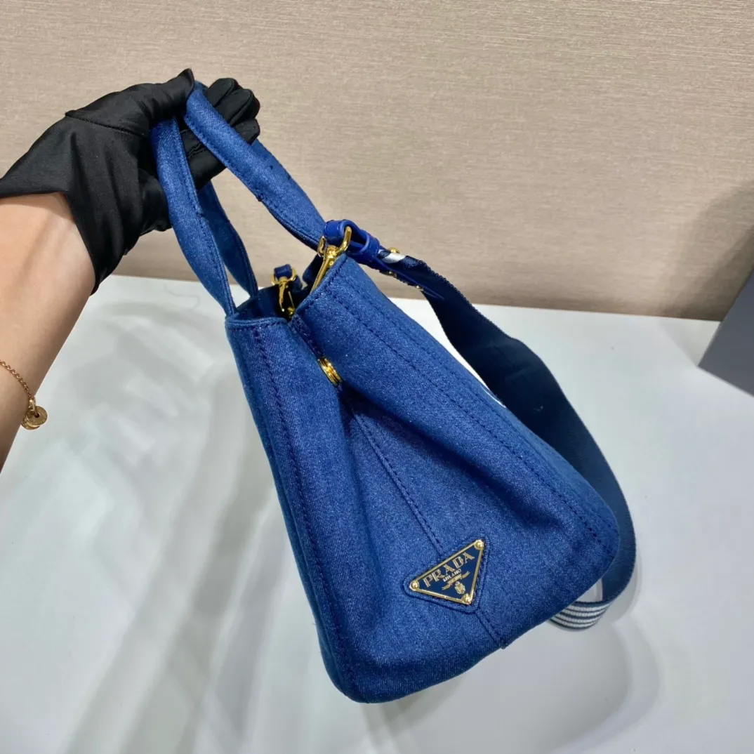 💰1000🎉Classic hot style🎉1BG439🎉🎉 This retro style gardener handbag is made of fabric and printed with a silk printed logo. Triangular logo on the side and decorated with copper accessories, double fabric handles, detachable and adjustable fabric shoulder straps, top-grade copper-plated hardware, simple and elegant, with large space🎉🎉Retro classic and a timeless hot style🎉🎉 Length 28x Height 20x Bottom 15cm🎉🎉🎉💰💰💰