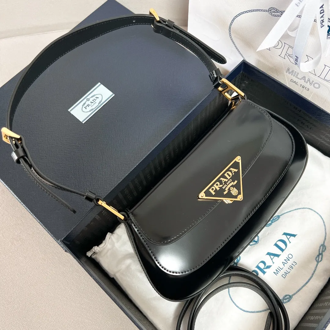 💰1520✨New product launch✨2023 new series glossy calfskin flip shoulder bag 1BD345 Chic and noble glossy calfskin Exquisite and fashionable new lock closure The large logo triangle logo is perfectly integrated into the body of the bag. Equipped with 2 detachable and adjustable shoulder straps. It can be used as an armpit bag or a crossbody bag. The lines are smooth and neat, retro and trendy! Perfect details are comparable to brick cabinets. Super size: 24*11*4cm