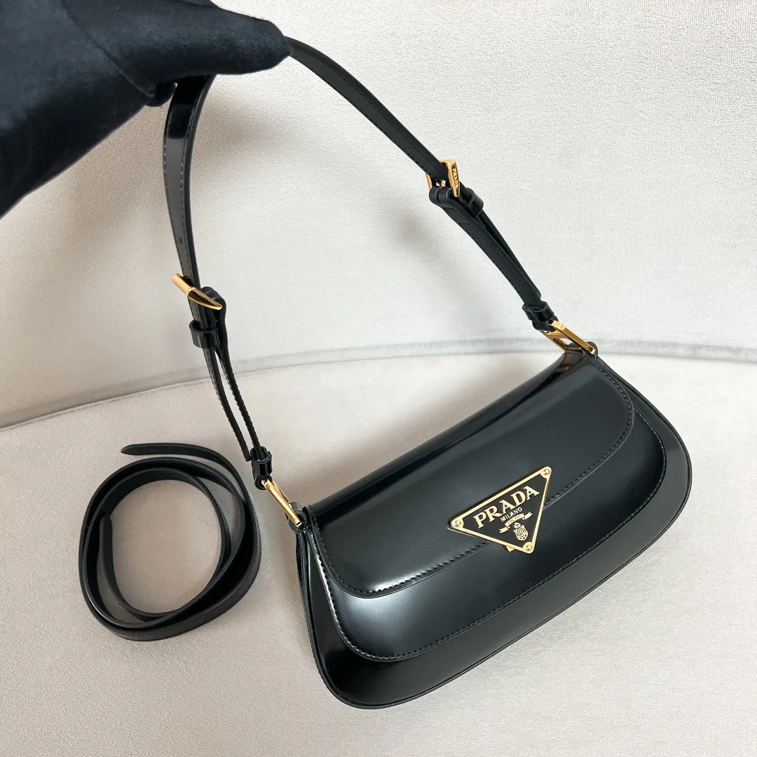 💰1520✨New product launch✨2023 new series glossy calfskin flip shoulder bag 1BD345 Chic and noble glossy calfskin Exquisite and fashionable new lock closure The large logo triangle logo is perfectly integrated into the body of the bag. Equipped with 2 detachable and adjustable shoulder straps. It can be used as an armpit bag or a crossbody bag. The lines are smooth and neat, retro and trendy! Perfect details are comparable to brick cabinets. Super size: 24*11*4cm