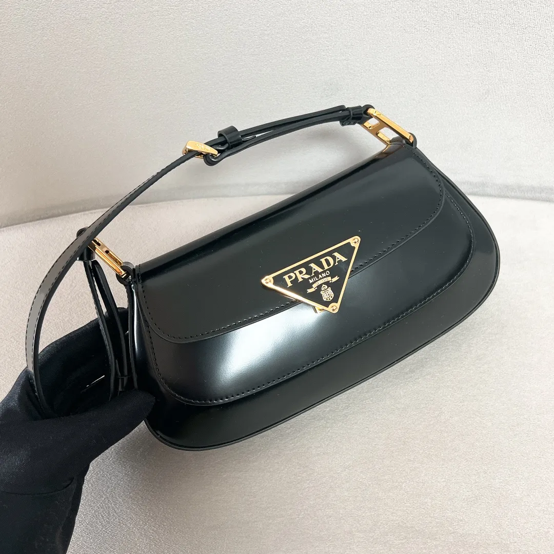 💰1520✨New product launch✨2023 new series glossy calfskin flip shoulder bag 1BD345 Chic and noble glossy calfskin Exquisite and fashionable new lock closure The large logo triangle logo is perfectly integrated into the body of the bag. Equipped with 2 detachable and adjustable shoulder straps. It can be used as an armpit bag or a crossbody bag. The lines are smooth and neat, retro and trendy! Perfect details are comparable to brick cabinets. Super size: 24*11*4cm