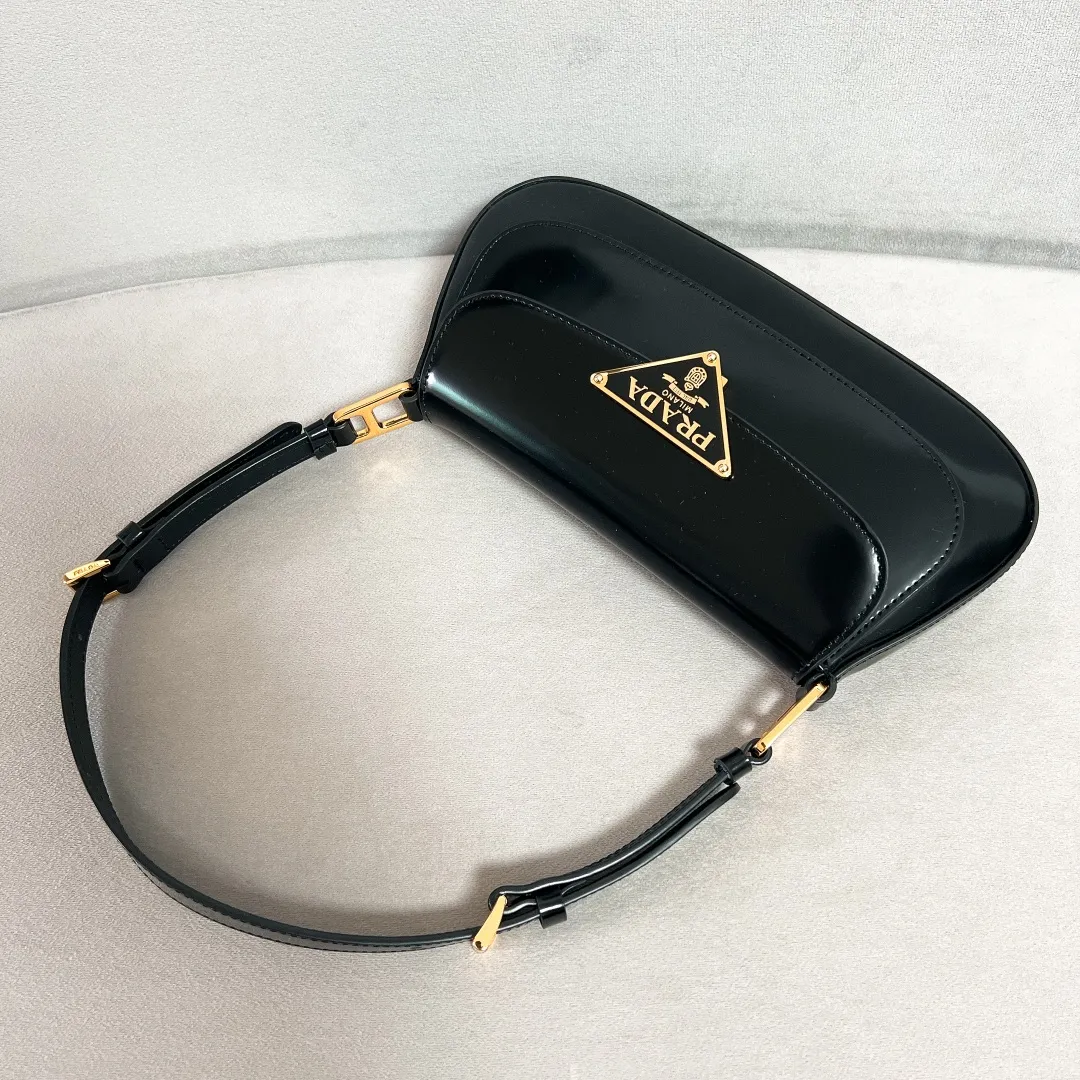 💰1520✨New product launch✨2023 new series glossy calfskin flip shoulder bag 1BD345 Chic and noble glossy calfskin Exquisite and fashionable new lock closure The large logo triangle logo is perfectly integrated into the body of the bag. Equipped with 2 detachable and adjustable shoulder straps. It can be used as an armpit bag or a crossbody bag. The lines are smooth and neat, retro and trendy! Perfect details are comparable to brick cabinets. Super size: 24*11*4cm