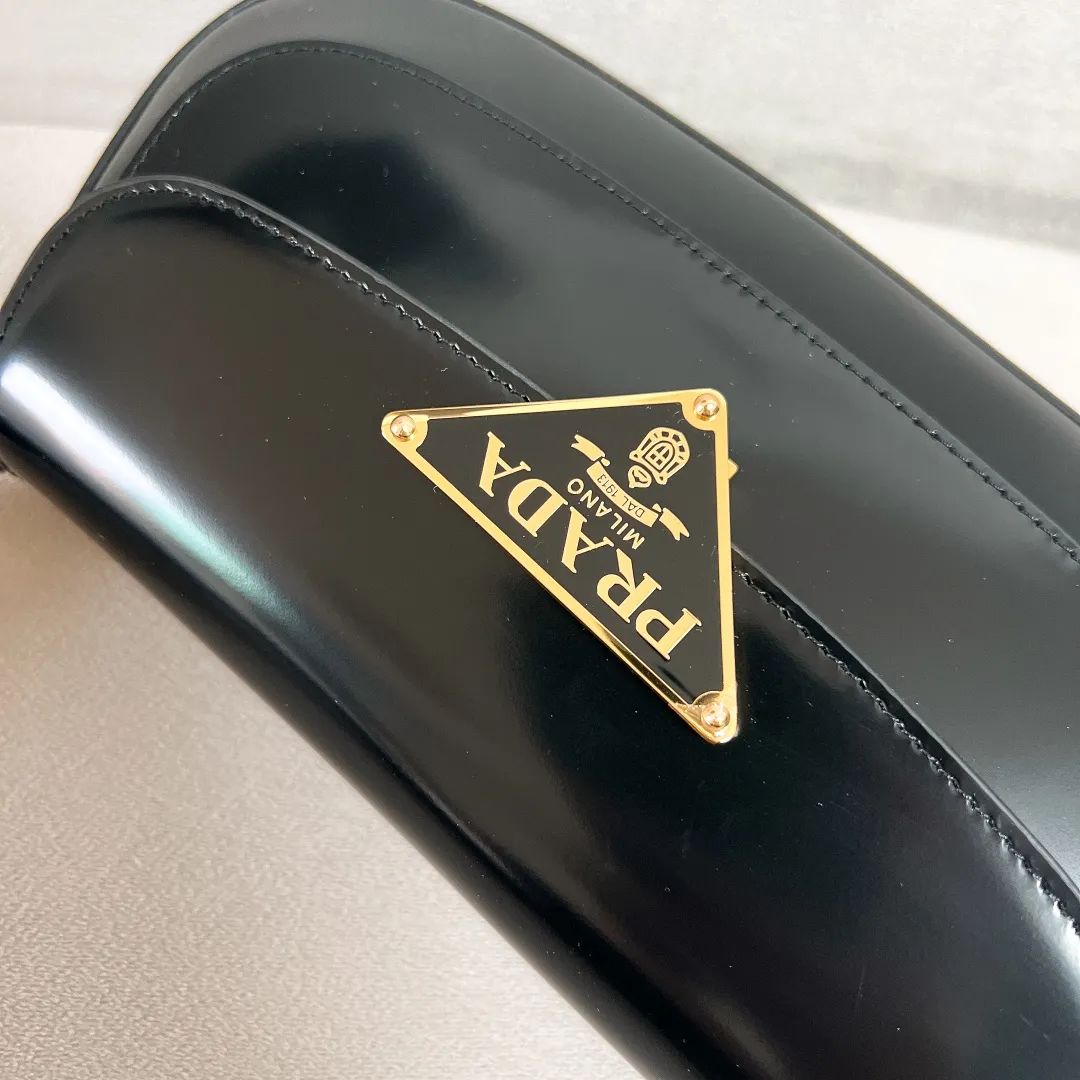 💰1520✨New product launch✨2023 new series glossy calfskin flip shoulder bag 1BD345 Chic and noble glossy calfskin Exquisite and fashionable new lock closure The large logo triangle logo is perfectly integrated into the body of the bag. Equipped with 2 detachable and adjustable shoulder straps. It can be used as an armpit bag or a crossbody bag. The lines are smooth and neat, retro and trendy! Perfect details are comparable to brick cabinets. Super size: 24*11*4cm