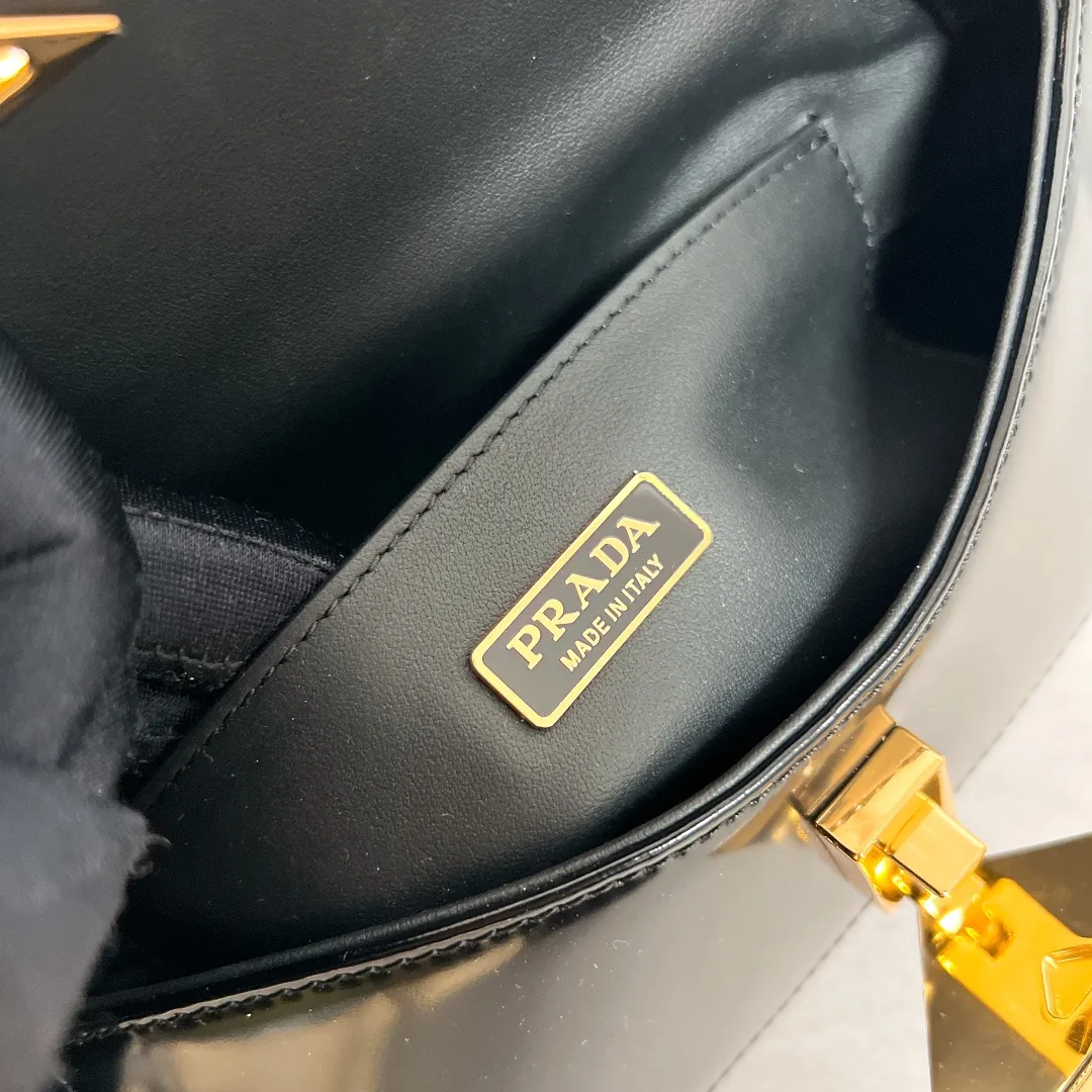 💰1520✨New product launch✨2023 new series glossy calfskin flip shoulder bag 1BD345 Chic and noble glossy calfskin Exquisite and fashionable new lock closure The large logo triangle logo is perfectly integrated into the body of the bag. Equipped with 2 detachable and adjustable shoulder straps. It can be used as an armpit bag or a crossbody bag. The lines are smooth and neat, retro and trendy! Perfect details are comparable to brick cabinets. Super size: 24*11*4cm