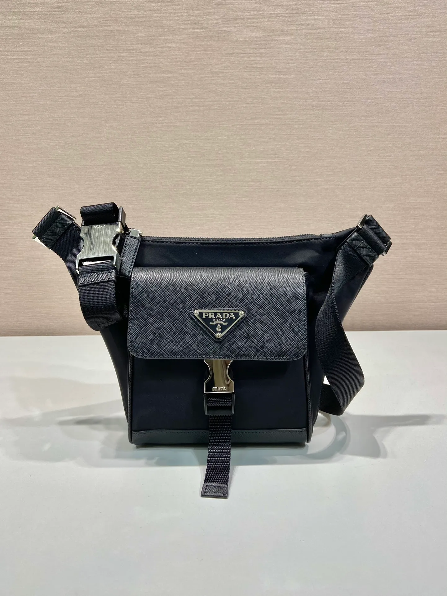 💰1020🎉New cross-body men’s bag 🎉2VH160/New in 2023🎉 This Re-Nylon and Saffiano leather men’s shoulder bag has simple lines, yet does not lose its versatility. The outer pockets are equipped with distinctive technical side opening buckles, and the iconic elegant materials and innovative fabrics are integrated to interpret the brand's advocating mix-and-match concept. Simple and elegant, the smoothing effect is very cool. If you like babies, hurry up and get it🎉🎉 Length 16x Height 20 bottom 2.5cm🎉🎉🎉💰💰💰