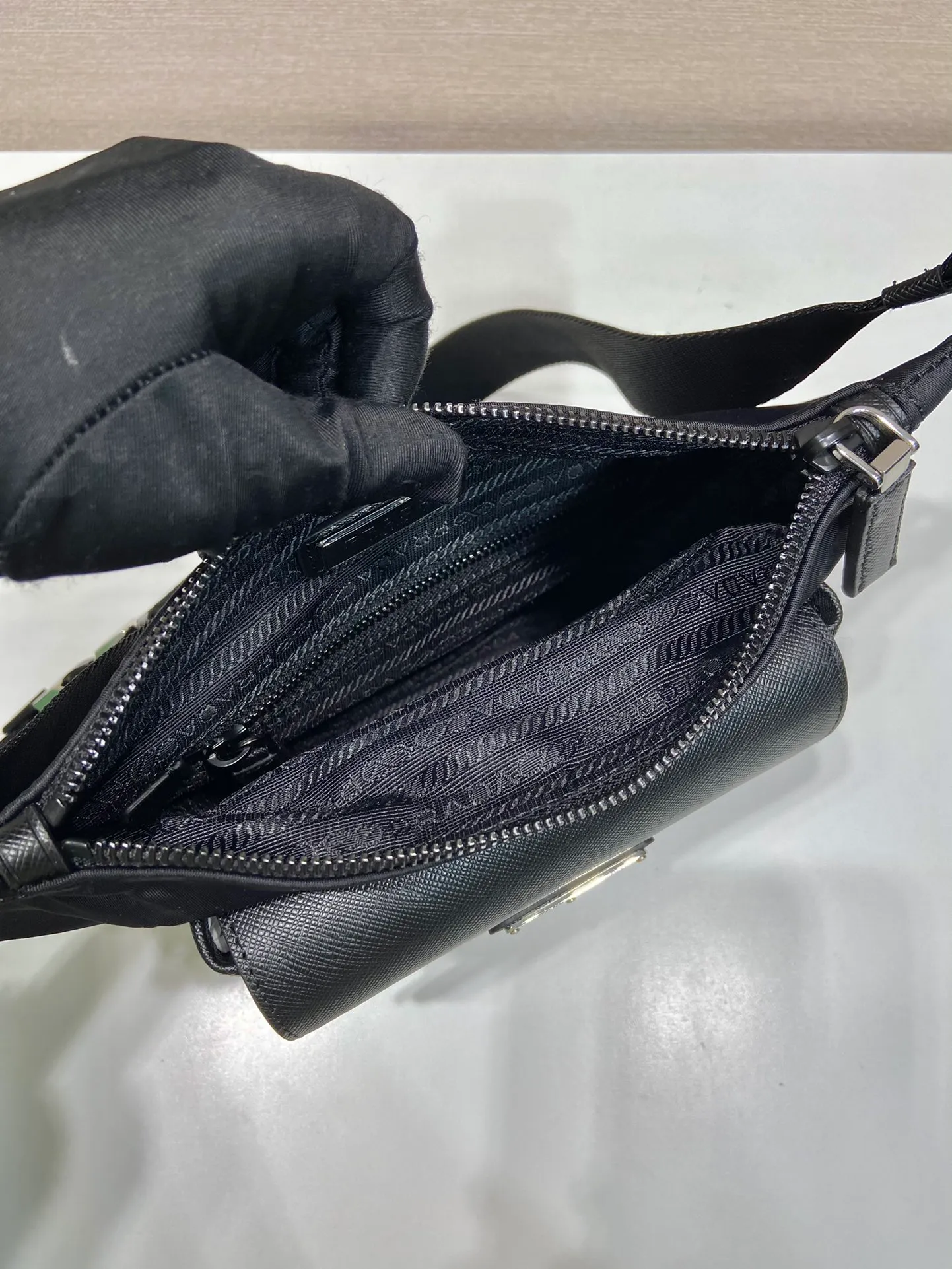 💰1020🎉New cross-body men’s bag 🎉2VH160/New in 2023🎉 This Re-Nylon and Saffiano leather men’s shoulder bag has simple lines, yet does not lose its versatility. The outer pockets are equipped with distinctive technical side opening buckles, and the iconic elegant materials and innovative fabrics are integrated to interpret the brand's advocating mix-and-match concept. Simple and elegant, the smoothing effect is very cool. If you like babies, hurry up and get it🎉🎉 Length 16x Height 20 bottom 2.5cm🎉🎉🎉💰💰💰