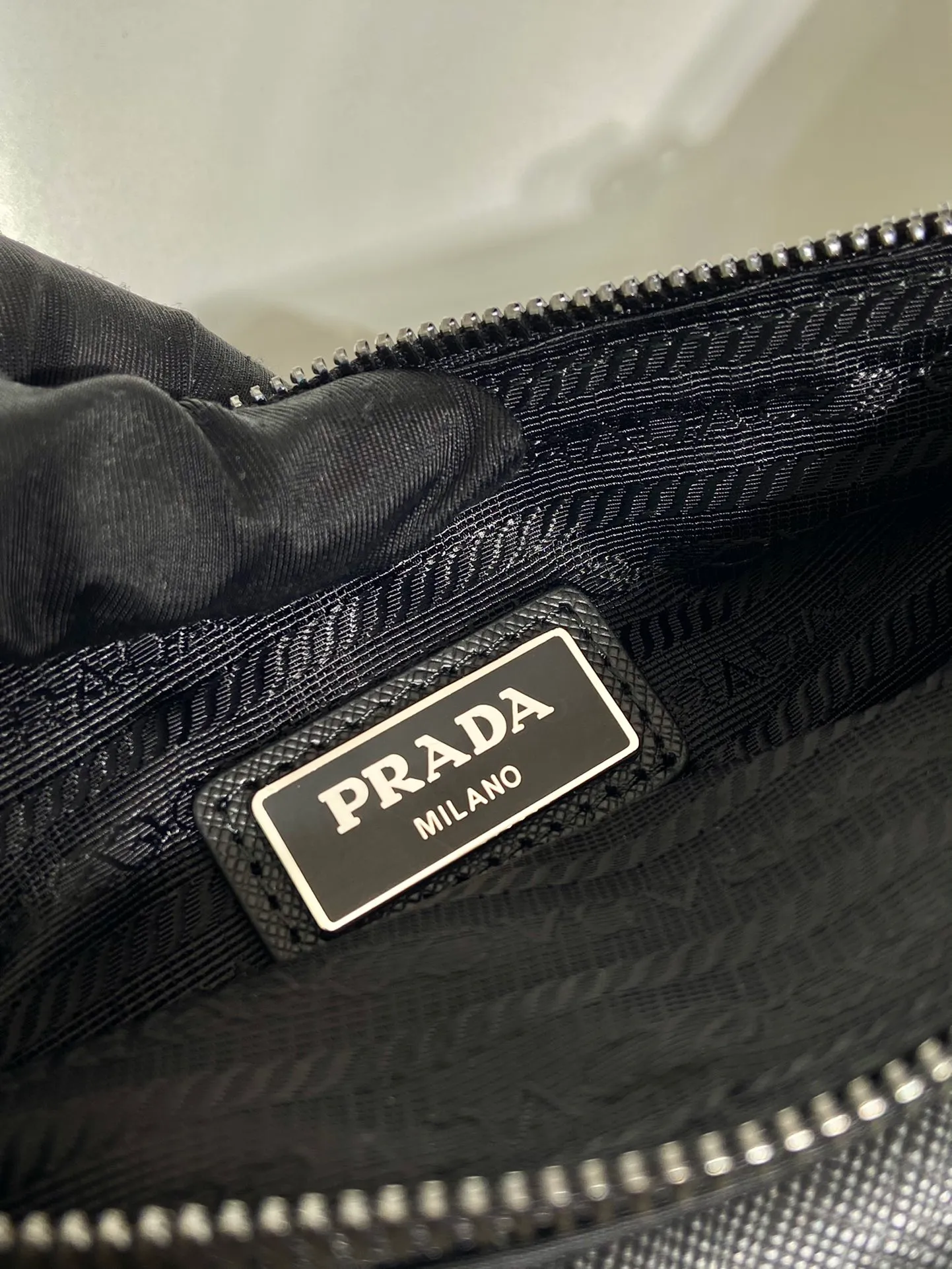 💰1020🎉New cross-body men’s bag 🎉2VH160/New in 2023🎉 This Re-Nylon and Saffiano leather men’s shoulder bag has simple lines, yet does not lose its versatility. The outer pockets are equipped with distinctive technical side opening buckles, and the iconic elegant materials and innovative fabrics are integrated to interpret the brand's advocating mix-and-match concept. Simple and elegant, the smoothing effect is very cool. If you like babies, hurry up and get it🎉🎉 Length 16x Height 20 bottom 2.5cm🎉🎉🎉💰💰💰