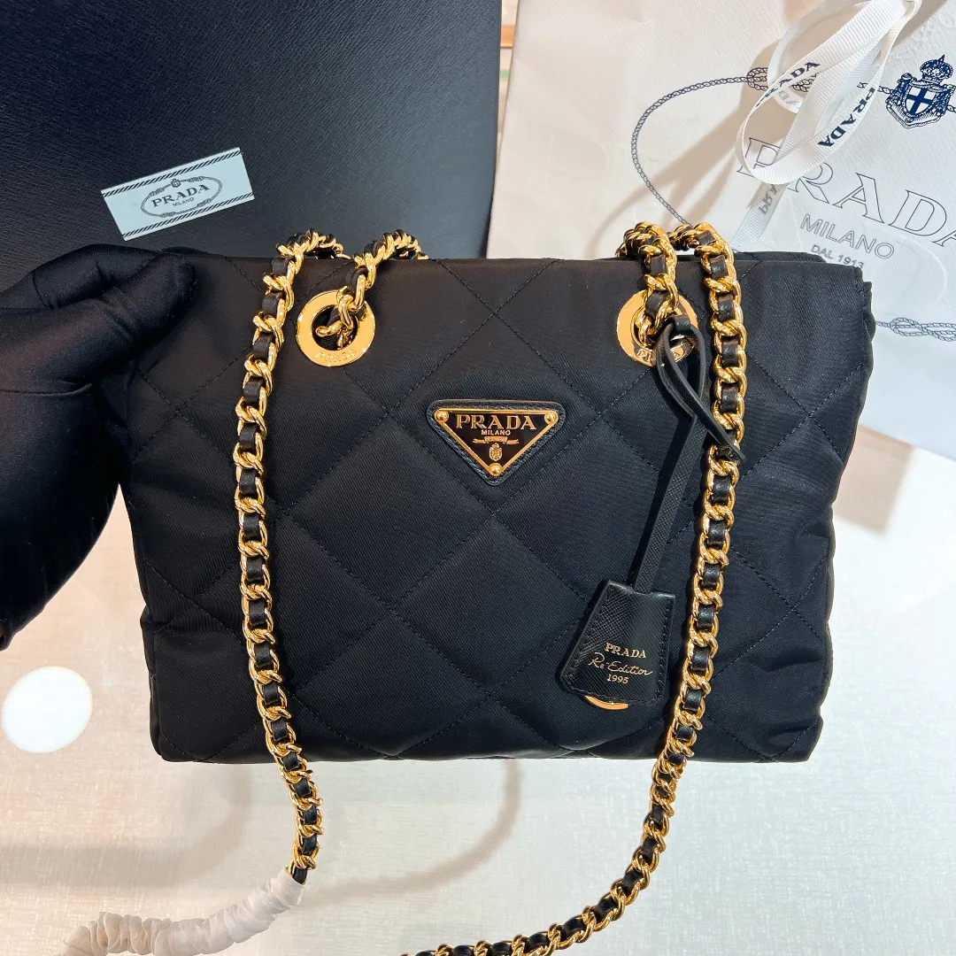 💰1120✨New product launch✨Middle-hand series black gold chain shoulder bag Re-Edition1995 1BG468 The most fashionable retro bag type in the middle-hand series. The gold size is 25cm, suitable for fairies of all heights. It is super versatile and good-looking. Fashionable people must buy it! It is not only practical, lightweight, but also good-looking. It has a super large capacity. The triangular brand signature + waterproof parachute nylon. The rhombus pattern adds luxury. It is paired with a black gold chain and mixed leather shoulder strap. It is versatile and exquisite. It is ok for daily commuting, travel and vacation. It is simply great👏... Size: 25*19*7cm Black