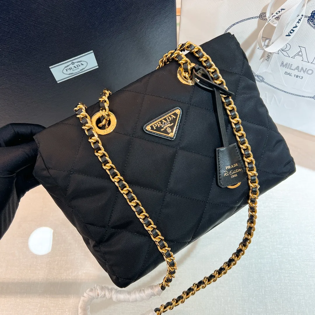 💰1120✨New product launch✨Middle-hand series black gold chain shoulder bag Re-Edition1995 1BG468 The most fashionable retro bag type in the middle-hand series. The gold size is 25cm, suitable for fairies of all heights. It is super versatile and good-looking. Fashionable people must buy it! It is not only practical, lightweight, but also good-looking. It has a super large capacity. The triangular brand signature + waterproof parachute nylon. The rhombus pattern adds luxury. It is paired with a black gold chain and mixed leather shoulder strap. It is versatile and exquisite. It is ok for daily commuting, travel and vacation. It is simply great👏... Size: 25*19*7cm Black