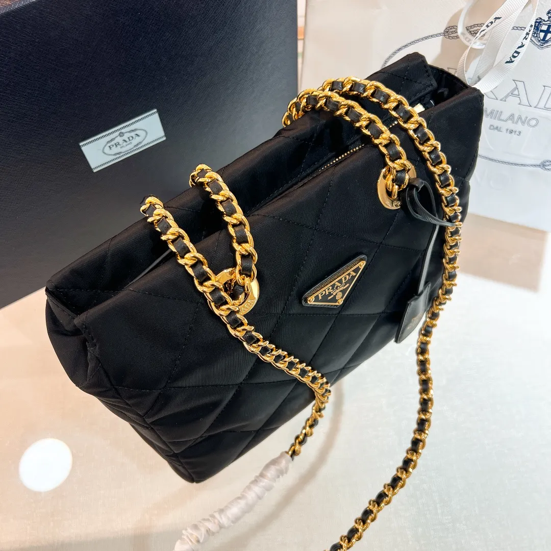 💰1120✨New product launch✨Middle-hand series black gold chain shoulder bag Re-Edition1995 1BG468 The most fashionable retro bag type in the middle-hand series. The gold size is 25cm, suitable for fairies of all heights. It is super versatile and good-looking. Fashionable people must buy it! It is not only practical, lightweight, but also good-looking. It has a super large capacity. The triangular brand signature + waterproof parachute nylon. The rhombus pattern adds luxury. It is paired with a black gold chain and mixed leather shoulder strap. It is versatile and exquisite. It is ok for daily commuting, travel and vacation. It is simply great👏... Size: 25*19*7cm Black