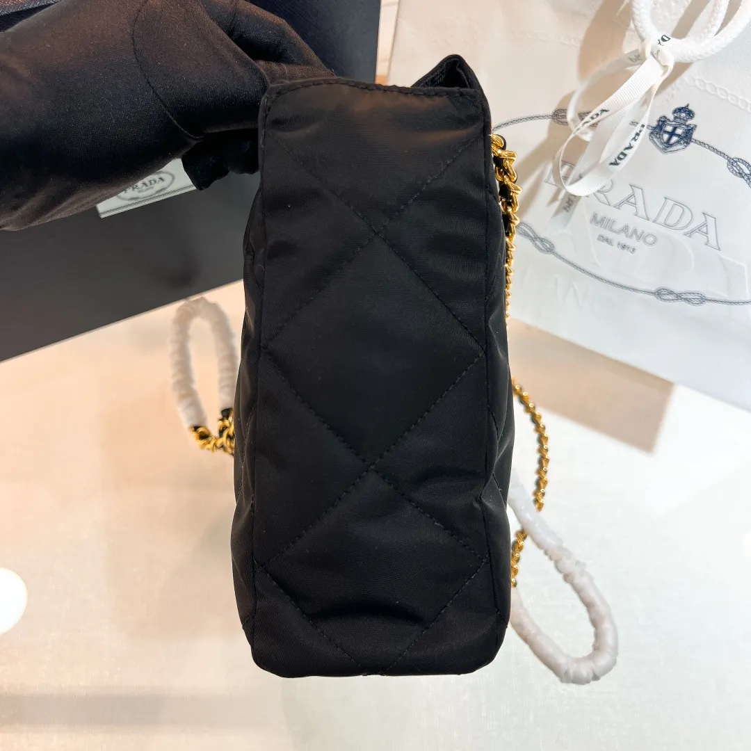 💰1120✨New product launch✨Middle-hand series black gold chain shoulder bag Re-Edition1995 1BG468 The most fashionable retro bag type in the middle-hand series. The gold size is 25cm, suitable for fairies of all heights. It is super versatile and good-looking. Fashionable people must buy it! It is not only practical, lightweight, but also good-looking. It has a super large capacity. The triangular brand signature + waterproof parachute nylon. The rhombus pattern adds luxury. It is paired with a black gold chain and mixed leather shoulder strap. It is versatile and exquisite. It is ok for daily commuting, travel and vacation. It is simply great👏... Size: 25*19*7cm Black