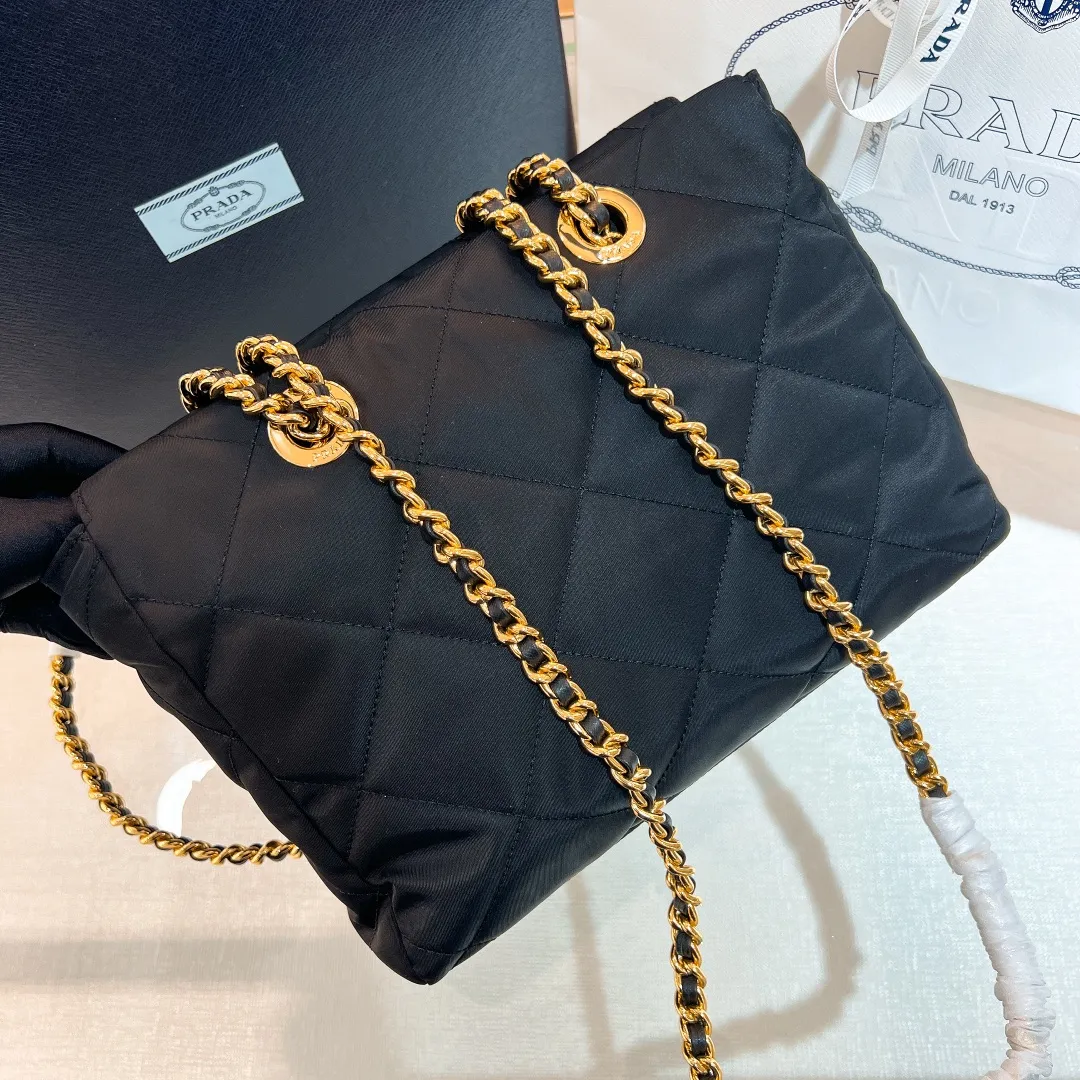 💰1120✨New product launch✨Middle-hand series black gold chain shoulder bag Re-Edition1995 1BG468 The most fashionable retro bag type in the middle-hand series. The gold size is 25cm, suitable for fairies of all heights. It is super versatile and good-looking. Fashionable people must buy it! It is not only practical, lightweight, but also good-looking. It has a super large capacity. The triangular brand signature + waterproof parachute nylon. The rhombus pattern adds luxury. It is paired with a black gold chain and mixed leather shoulder strap. It is versatile and exquisite. It is ok for daily commuting, travel and vacation. It is simply great👏... Size: 25*19*7cm Black