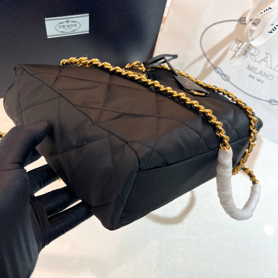 💰1120✨New product launch✨Middle-hand series black gold chain shoulder bag Re-Edition1995 1BG468 The most fashionable retro bag type in the middle-hand series. The gold size is 25cm, suitable for fairies of all heights. It is super versatile and good-looking. Fashionable people must buy it! It is not only practical, lightweight, but also good-looking. It has a super large capacity. The triangular brand signature + waterproof parachute nylon. The rhombus pattern adds luxury. It is paired with a black gold chain and mixed leather shoulder strap. It is versatile and exquisite. It is ok for daily commuting, travel and vacation. It is simply great👏... Size: 25*19*7cm Black