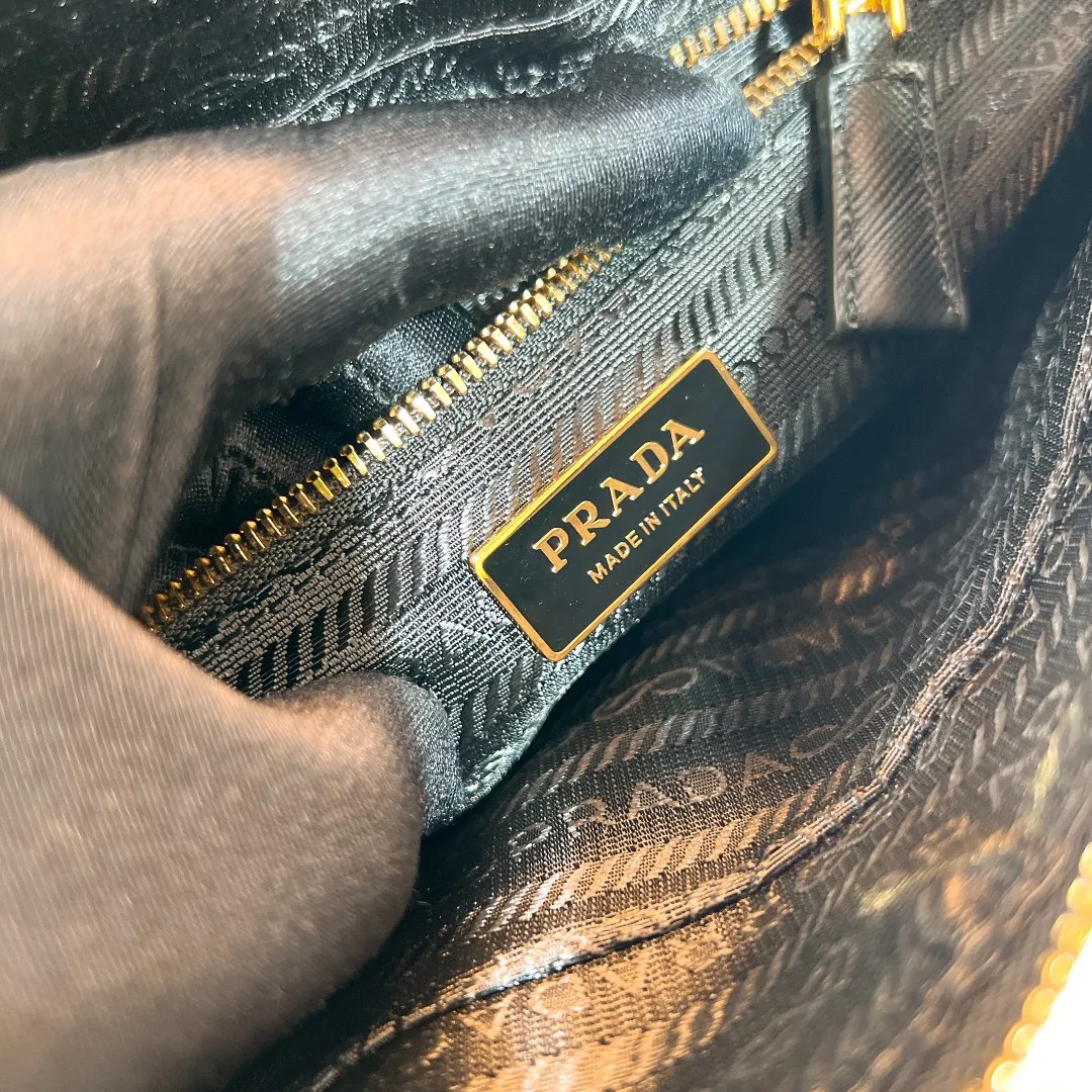💰1120✨New product launch✨Middle-hand series black gold chain shoulder bag Re-Edition1995 1BG468 The most fashionable retro bag type in the middle-hand series. The gold size is 25cm, suitable for fairies of all heights. It is super versatile and good-looking. Fashionable people must buy it! It is not only practical, lightweight, but also good-looking. It has a super large capacity. The triangular brand signature + waterproof parachute nylon. The rhombus pattern adds luxury. It is paired with a black gold chain and mixed leather shoulder strap. It is versatile and exquisite. It is ok for daily commuting, travel and vacation. It is simply great👏... Size: 25*19*7cm Black