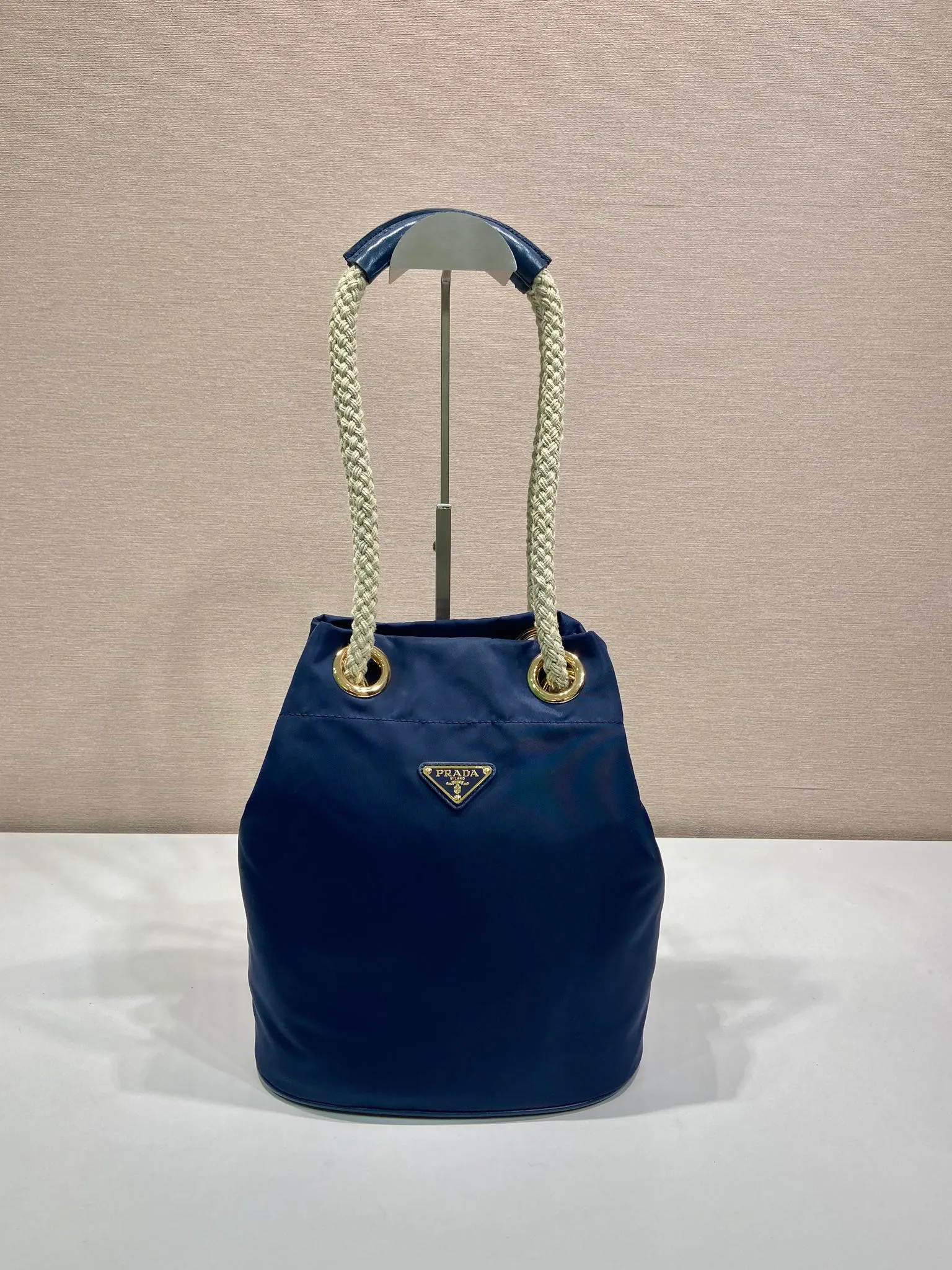 💰1120🎉New Bucket Bag🎉1BE082 Catwalk Style🎉🎉 This Re-Nylon handbag is designed with nylon fabric and calfskin. Unique combinations add a charming touch. The sliding rope handle highlights the versatility of this bag, making it easy to carry by hand or shoulder/crossbody, and features top-quality hardware. It has a large capacity and is very casual and fashionable. It is also a popular style that will never go out of style. Baby, hurry up and get it🎉🎉 Length 23.5x Height 28x Bottom 16.5cm🎉🎉