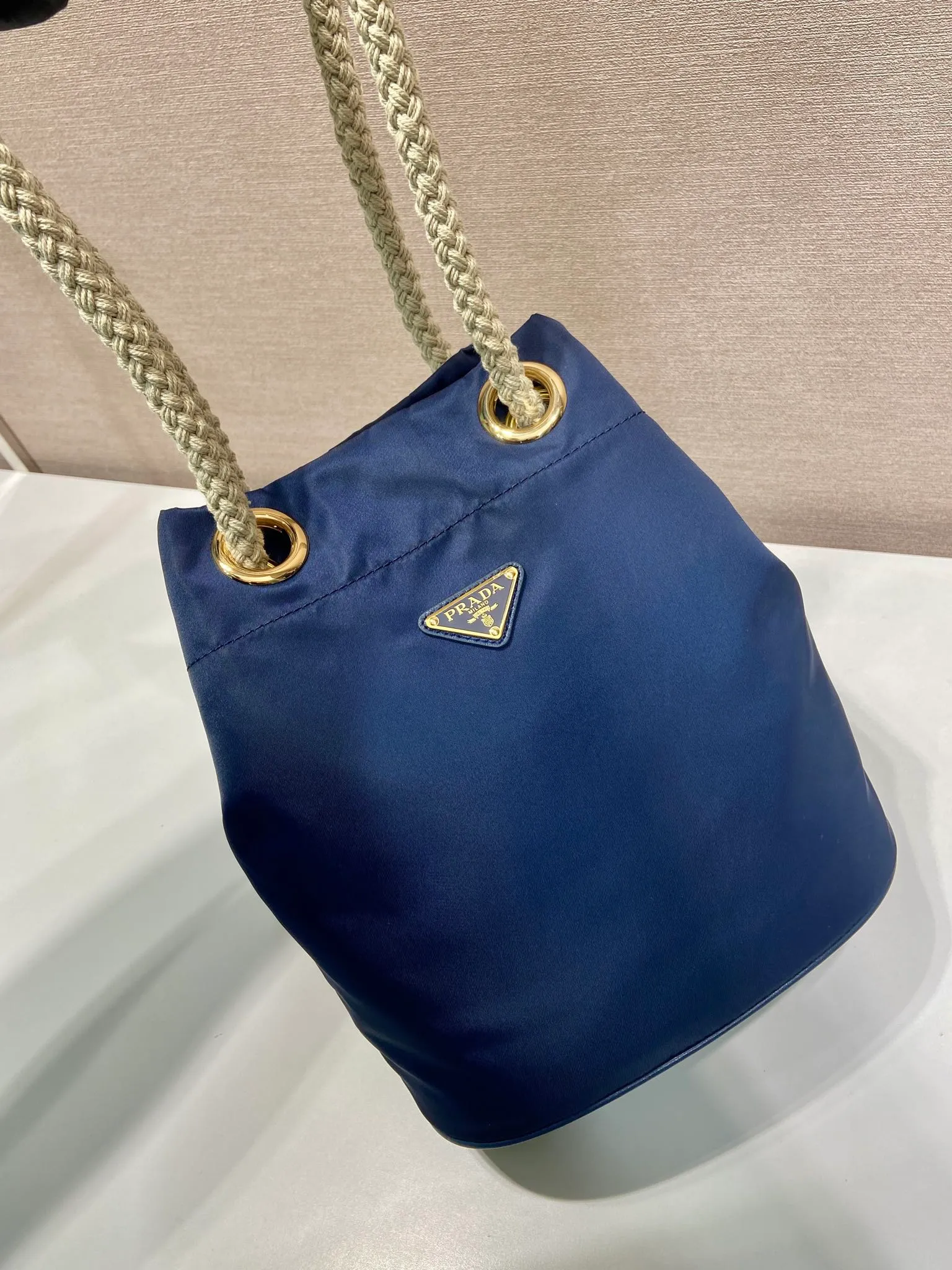 💰1120🎉New Bucket Bag🎉1BE082 Catwalk Style🎉🎉 This Re-Nylon handbag is designed with nylon fabric and calfskin. Unique combinations add a charming touch. The sliding rope handle highlights the versatility of this bag, making it easy to carry by hand or shoulder/crossbody, and features top-quality hardware. It has a large capacity and is very casual and fashionable. It is also a popular style that will never go out of style. Baby, hurry up and get it🎉🎉 Length 23.5x Height 28x Bottom 16.5cm🎉🎉