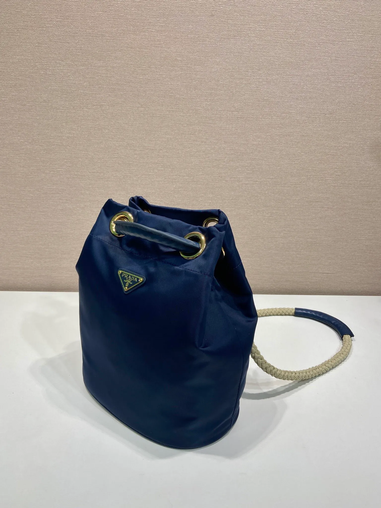 💰1120🎉New Bucket Bag🎉1BE082 Catwalk Style🎉🎉 This Re-Nylon handbag is designed with nylon fabric and calfskin. Unique combinations add a charming touch. The sliding rope handle highlights the versatility of this bag, making it easy to carry by hand or shoulder/crossbody, and features top-quality hardware. It has a large capacity and is very casual and fashionable. It is also a popular style that will never go out of style. Baby, hurry up and get it🎉🎉 Length 23.5x Height 28x Bottom 16.5cm🎉🎉