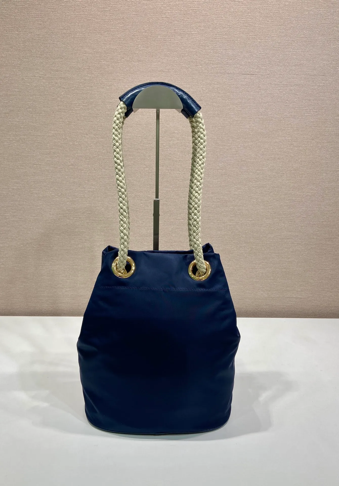 💰1120🎉New Bucket Bag🎉1BE082 Catwalk Style🎉🎉 This Re-Nylon handbag is designed with nylon fabric and calfskin. Unique combinations add a charming touch. The sliding rope handle highlights the versatility of this bag, making it easy to carry by hand or shoulder/crossbody, and features top-quality hardware. It has a large capacity and is very casual and fashionable. It is also a popular style that will never go out of style. Baby, hurry up and get it🎉🎉 Length 23.5x Height 28x Bottom 16.5cm🎉🎉