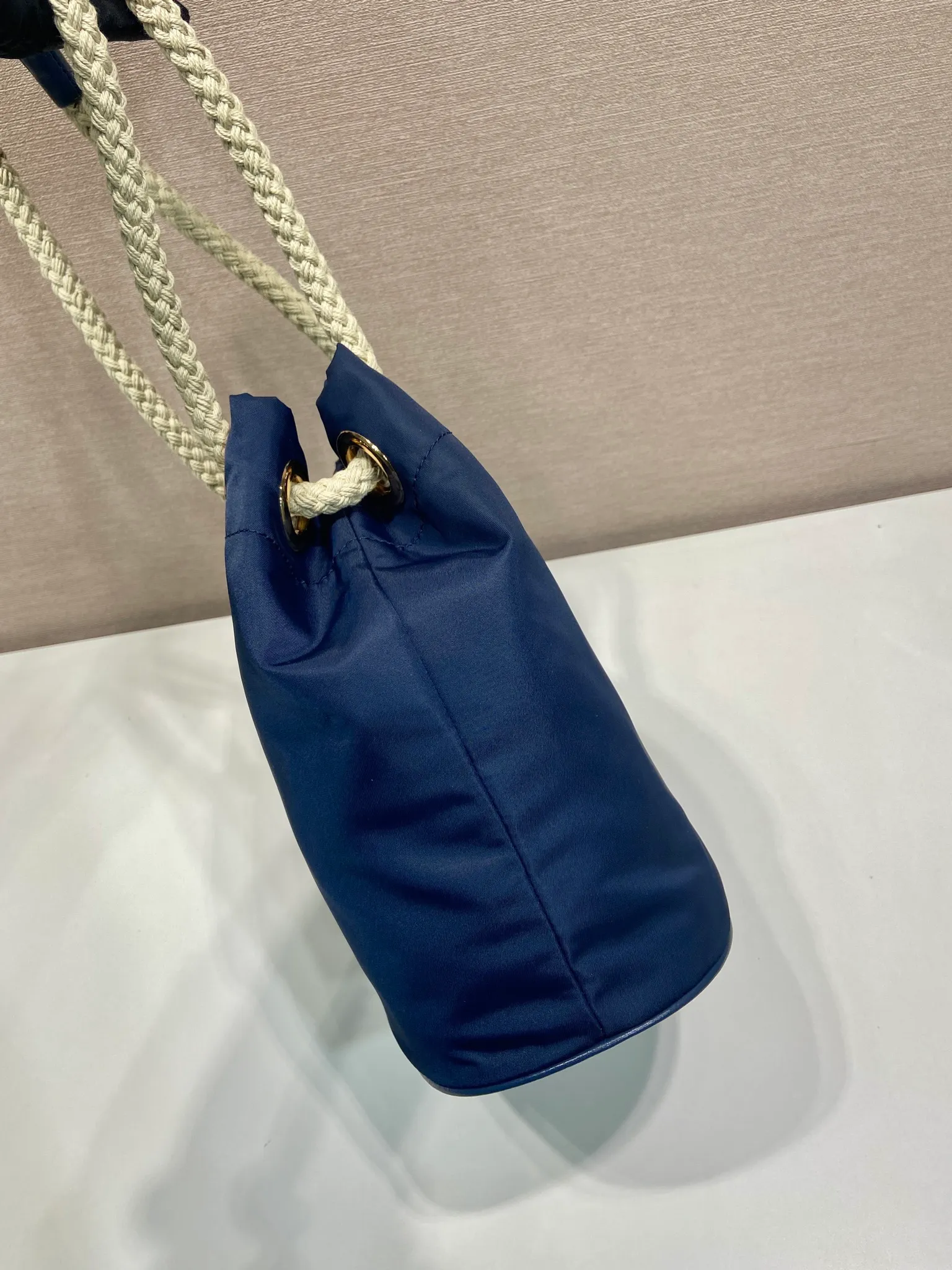 💰1120🎉New Bucket Bag🎉1BE082 Catwalk Style🎉🎉 This Re-Nylon handbag is designed with nylon fabric and calfskin. Unique combinations add a charming touch. The sliding rope handle highlights the versatility of this bag, making it easy to carry by hand or shoulder/crossbody, and features top-quality hardware. It has a large capacity and is very casual and fashionable. It is also a popular style that will never go out of style. Baby, hurry up and get it🎉🎉 Length 23.5x Height 28x Bottom 16.5cm🎉🎉