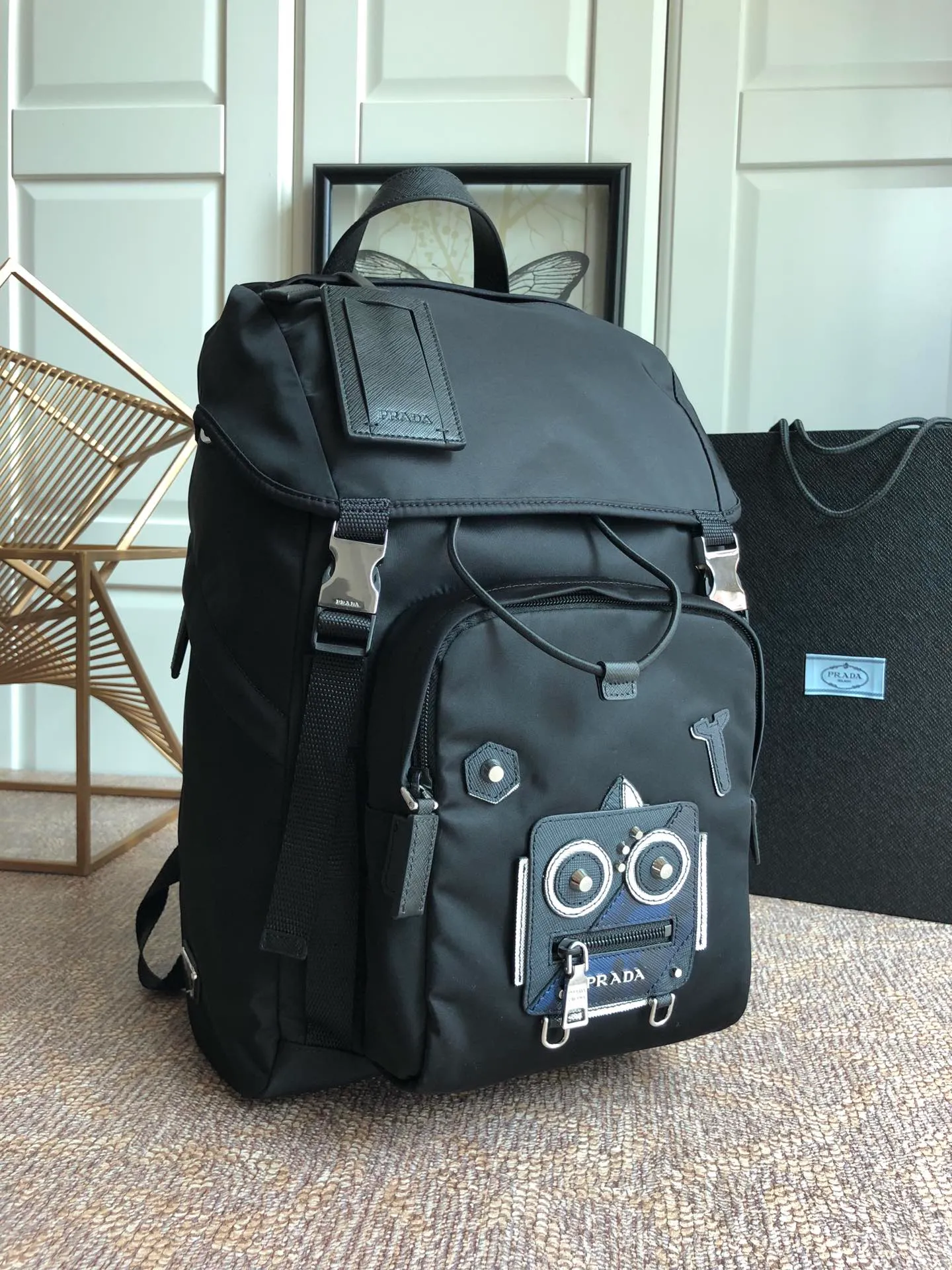 💰1460, P’s new backpack, 2VZ135 robot🎉🎉🎉, original item, made of imported parachute fabric + unique puzzle robot pattern, two buckles on the front, top hardware, 175 OEM code, light and stylish, unisex model, length 27x height 45x bottom 17cm👍