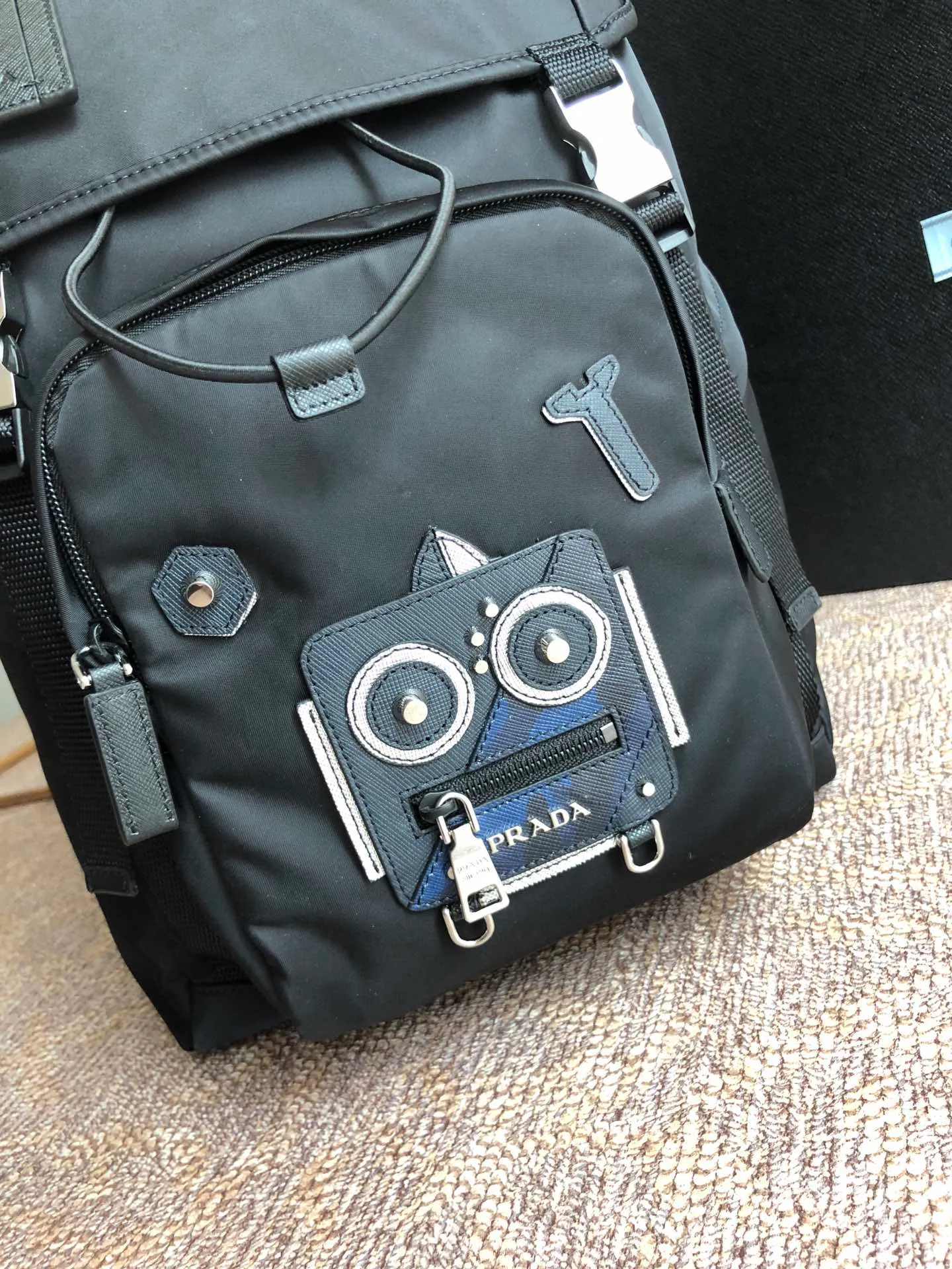 💰1460, P’s new backpack, 2VZ135 robot🎉🎉🎉, original item, made of imported parachute fabric + unique puzzle robot pattern, two buckles on the front, top hardware, 175 OEM code, light and stylish, unisex model, length 27x height 45x bottom 17cm👍