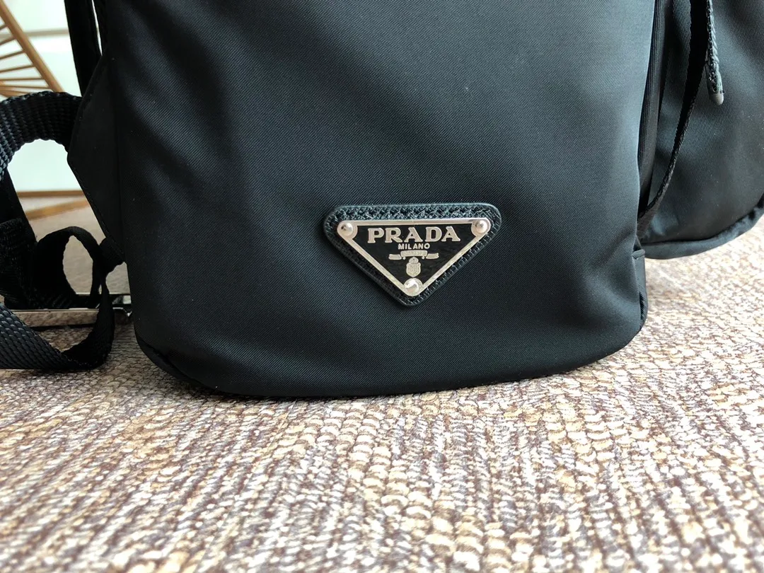 💰1460, P’s new backpack, 2VZ135 robot🎉🎉🎉, original item, made of imported parachute fabric + unique puzzle robot pattern, two buckles on the front, top hardware, 175 OEM code, light and stylish, unisex model, length 27x height 45x bottom 17cm👍