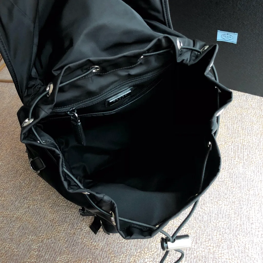 💰1460, P’s new backpack, 2VZ135 robot🎉🎉🎉, original item, made of imported parachute fabric + unique puzzle robot pattern, two buckles on the front, top hardware, 175 OEM code, light and stylish, unisex model, length 27x height 45x bottom 17cm👍