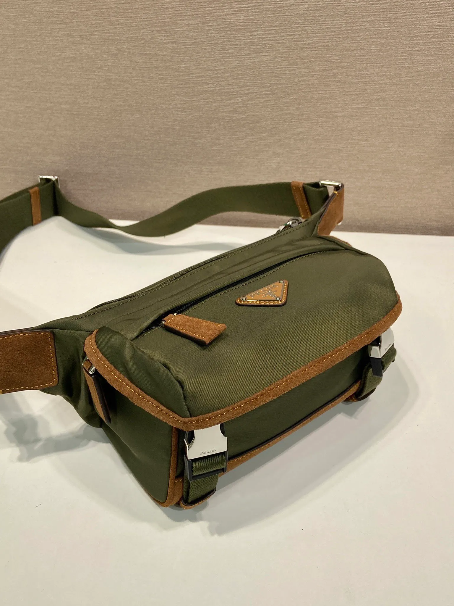 💰1120🎉Mini Messenger Bag🎉2VH171A Mini🎉🎉 This clamshell shoulder bag is made of iconic P family materials such as nylon and calfskin leather. The shoulder bag features internal and external pockets and is embellished with a triangular metal logo, combining functionality with brand style. The upper body effect is very cool😎, it is suitable for both men and women🎉🎉Simple and elegant😘Hurry up and get it🎉🎉 Length 20x Height 13x Bottom 9cm🎉🎉👏👏
