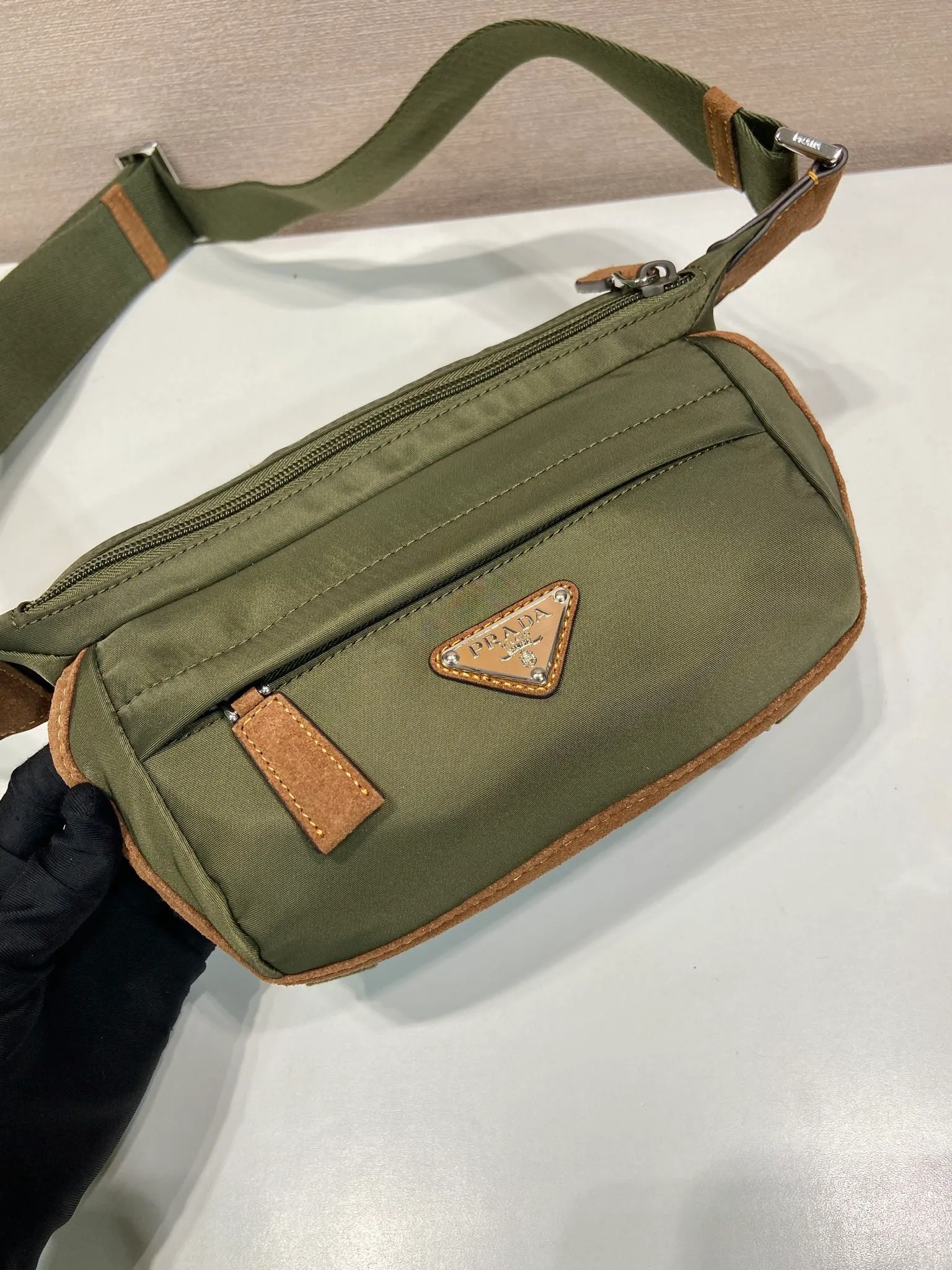 💰1120🎉Mini Messenger Bag🎉2VH171A Mini🎉🎉 This clamshell shoulder bag is made of iconic P family materials such as nylon and calfskin leather. The shoulder bag features internal and external pockets and is embellished with a triangular metal logo, combining functionality with brand style. The upper body effect is very cool😎, it is suitable for both men and women🎉🎉Simple and elegant😘Hurry up and get it🎉🎉 Length 20x Height 13x Bottom 9cm🎉🎉👏👏