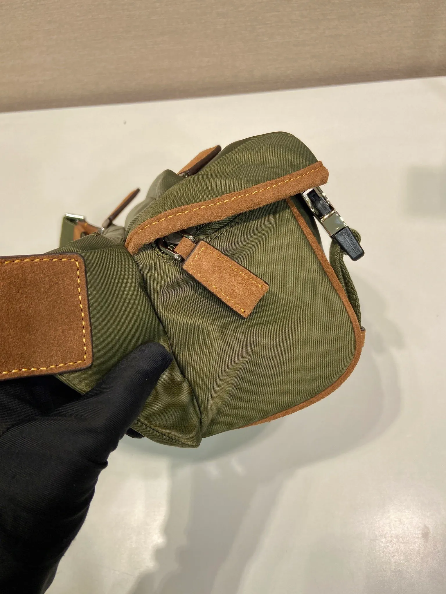 💰1120🎉Mini Messenger Bag🎉2VH171A Mini🎉🎉 This clamshell shoulder bag is made of iconic P family materials such as nylon and calfskin leather. The shoulder bag features internal and external pockets and is embellished with a triangular metal logo, combining functionality with brand style. The upper body effect is very cool😎, it is suitable for both men and women🎉🎉Simple and elegant😘Hurry up and get it🎉🎉 Length 20x Height 13x Bottom 9cm🎉🎉👏👏