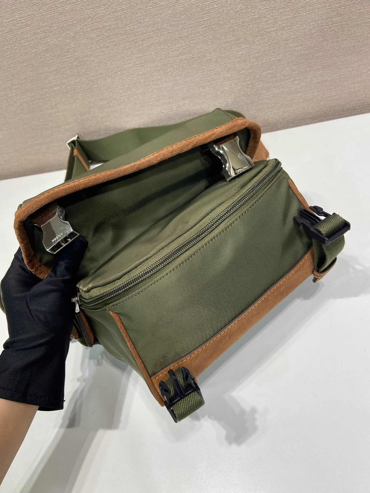💰1120🎉Mini Messenger Bag🎉2VH171A Mini🎉🎉 This clamshell shoulder bag is made of iconic P family materials such as nylon and calfskin leather. The shoulder bag features internal and external pockets and is embellished with a triangular metal logo, combining functionality with brand style. The upper body effect is very cool😎, it is suitable for both men and women🎉🎉Simple and elegant😘Hurry up and get it🎉🎉 Length 20x Height 13x Bottom 9cm🎉🎉👏👏