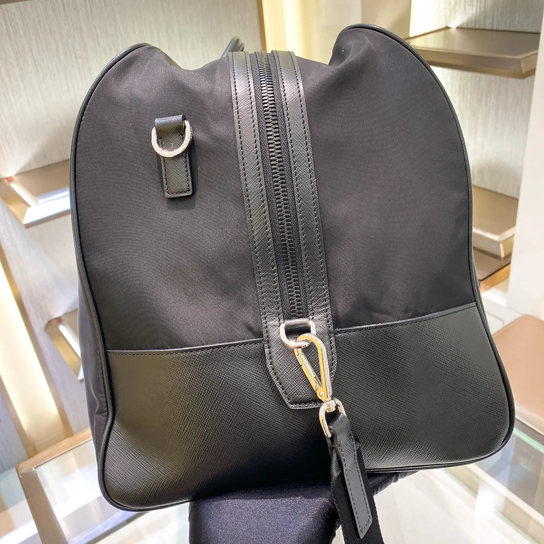 💰1580✨New product launch✨The latest nylon travel bag 2VC013 Imported parachute fabric + Saffiano cowhide Triangular enamel logo on the front Cross-grain cowhide handle Nylon is more lightweight Has a shoulder strap that can be detached at will A must-have for extra-large capacity travel Very convenient to carry on the plane✈ Size: 55*33*27cm Black
