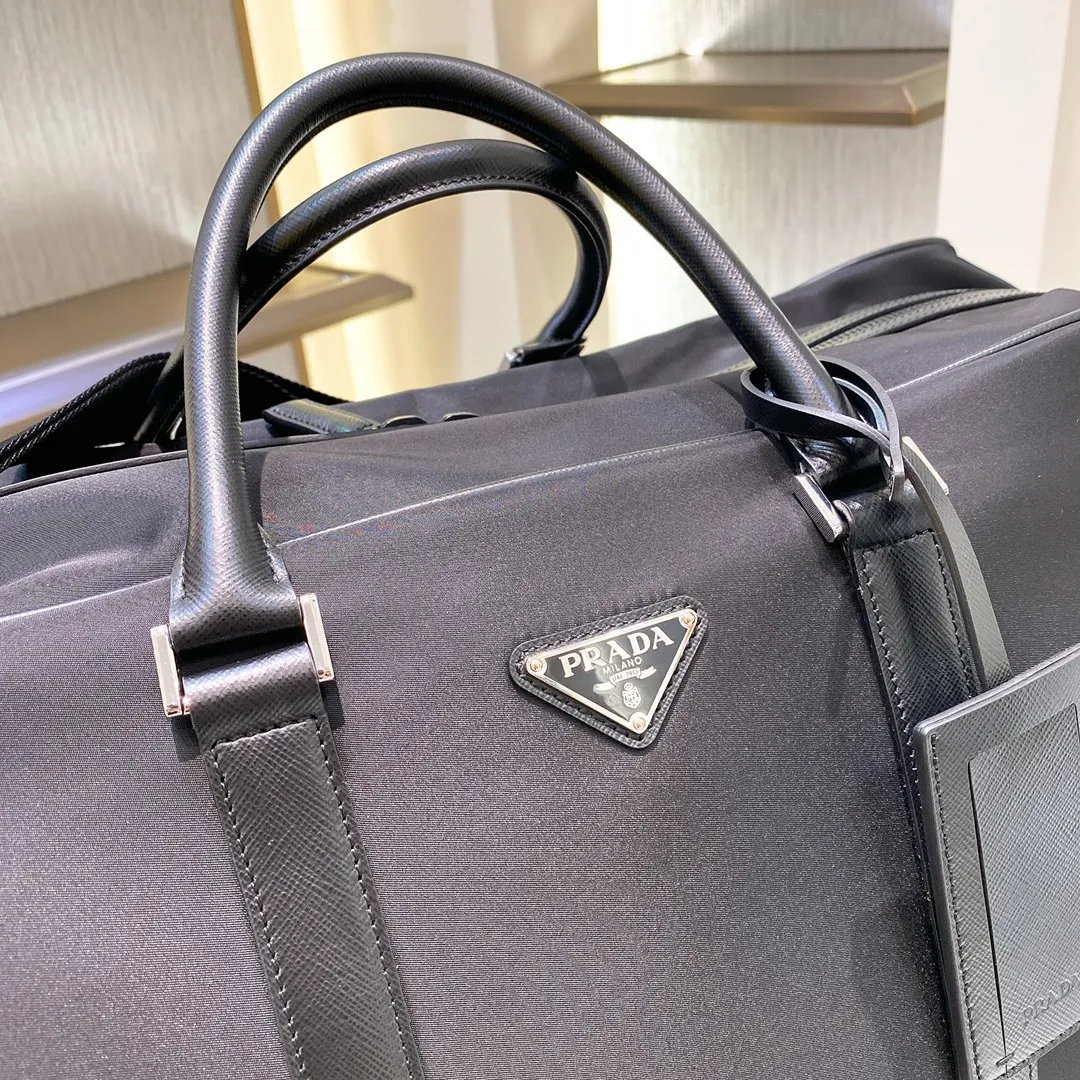 💰1580✨New product launch✨The latest nylon travel bag 2VC013 Imported parachute fabric + Saffiano cowhide Triangular enamel logo on the front Cross-grain cowhide handle Nylon is more lightweight Has a shoulder strap that can be detached at will A must-have for extra-large capacity travel Very convenient to carry on the plane✈ Size: 55*33*27cm Black