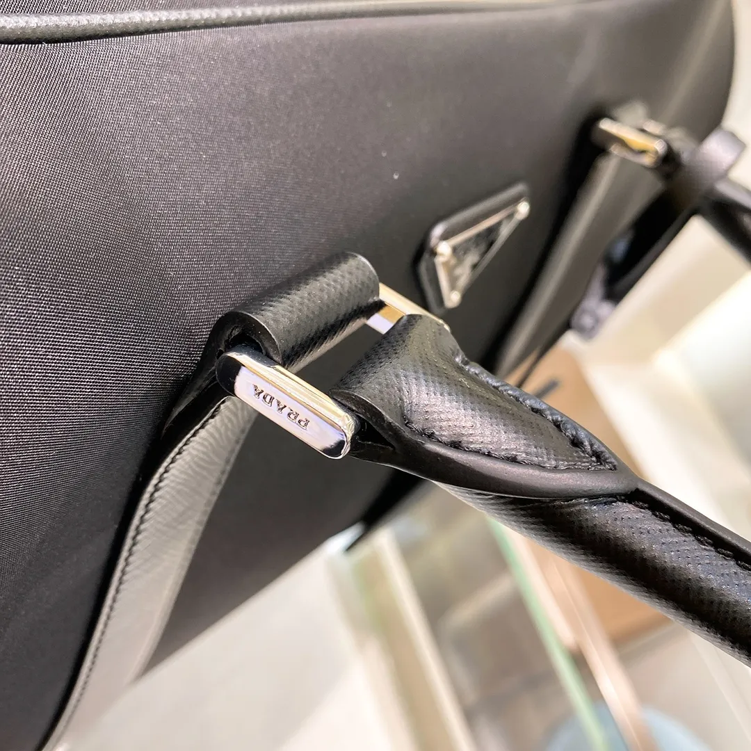 💰1580✨New product launch✨The latest nylon travel bag 2VC013 Imported parachute fabric + Saffiano cowhide Triangular enamel logo on the front Cross-grain cowhide handle Nylon is more lightweight Has a shoulder strap that can be detached at will A must-have for extra-large capacity travel Very convenient to carry on the plane✈ Size: 55*33*27cm Black