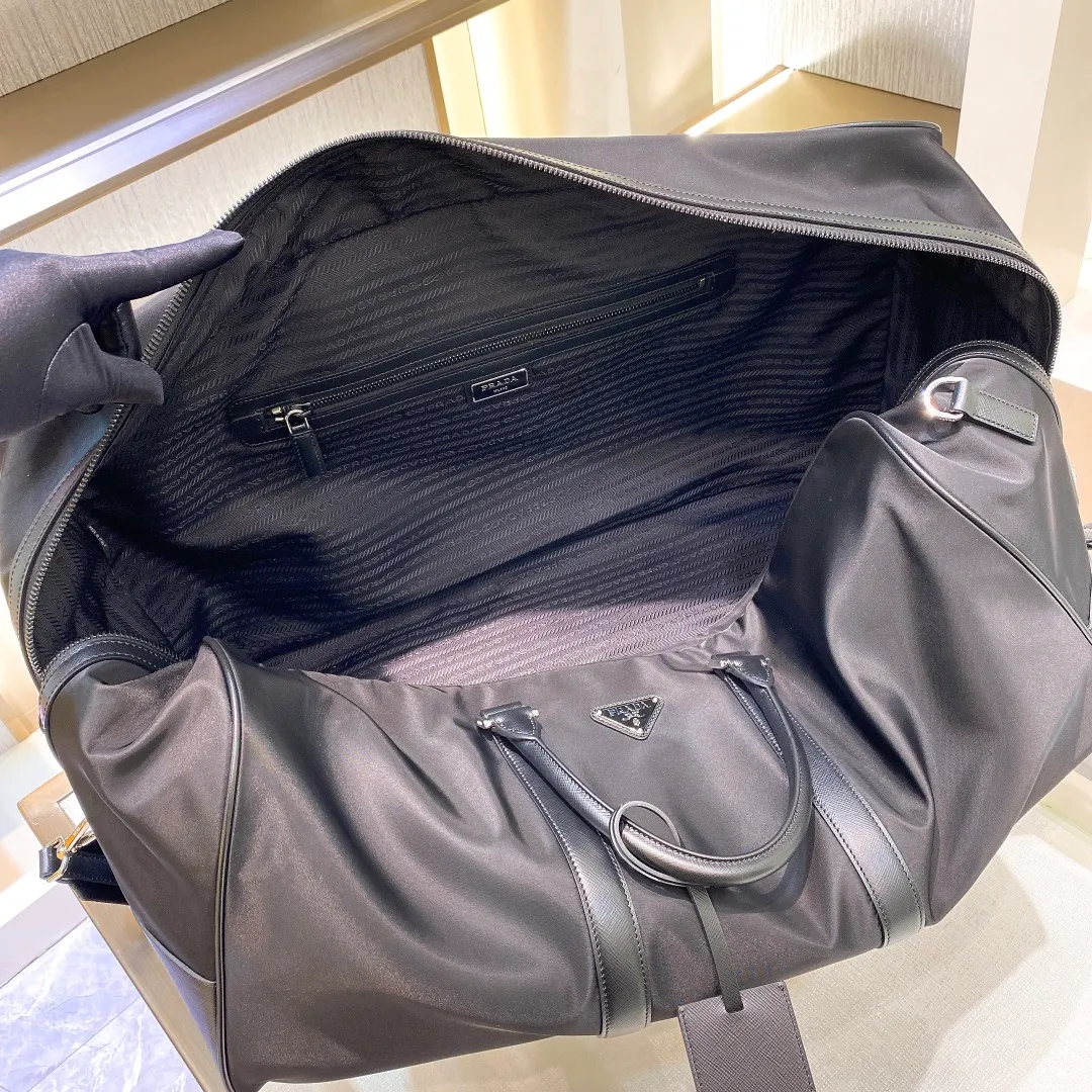 💰1580✨New product launch✨The latest nylon travel bag 2VC013 Imported parachute fabric + Saffiano cowhide Triangular enamel logo on the front Cross-grain cowhide handle Nylon is more lightweight Has a shoulder strap that can be detached at will A must-have for extra-large capacity travel Very convenient to carry on the plane✈ Size: 55*33*27cm Black