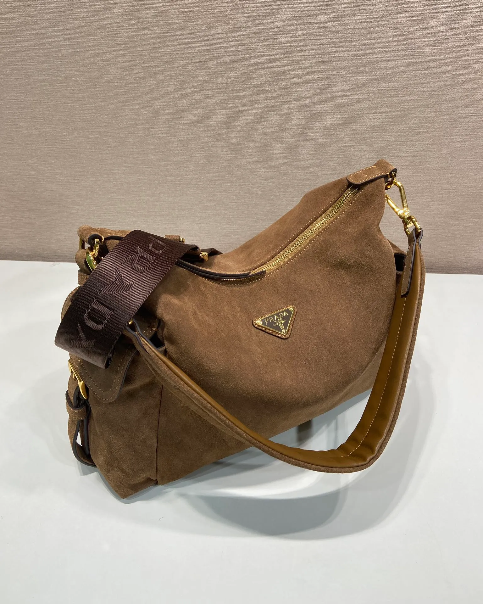💰1520🎉New Suede Leather🎉1BC264 Discovery Bag🎉🎉 This Discovery Bag is made of imported suede leather with a soft silhouette and multiple pockets. Lightweight and practical Re-Nylon emphasizes the design's versatile style, while leather details and signature accents reflect the P family's artisanal heritage. It comes with 2 removable, adjustable woven signature straps. The capacity is large and the upper body effect is very fashionable. Another hit that will never go out of style. Worth having! 🎉🎉 Length 32x Height 22x Bottom 11.5cm🎉🎉🎉💰💰💰