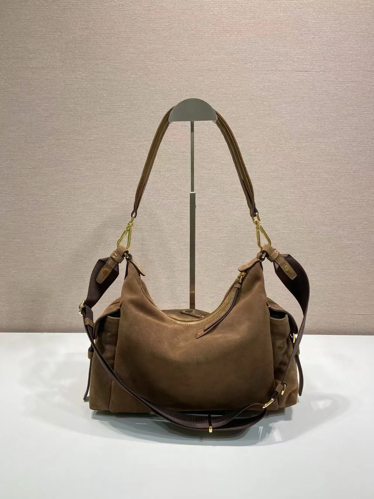 💰1520🎉New Suede Leather🎉1BC264 Discovery Bag🎉🎉 This Discovery Bag is made of imported suede leather with a soft silhouette and multiple pockets. Lightweight and practical Re-Nylon emphasizes the design's versatile style, while leather details and signature accents reflect the P family's artisanal heritage. It comes with 2 removable, adjustable woven signature straps. The capacity is large and the upper body effect is very fashionable. Another hit that will never go out of style. Worth having! 🎉🎉 Length 32x Height 22x Bottom 11.5cm🎉🎉🎉💰💰💰