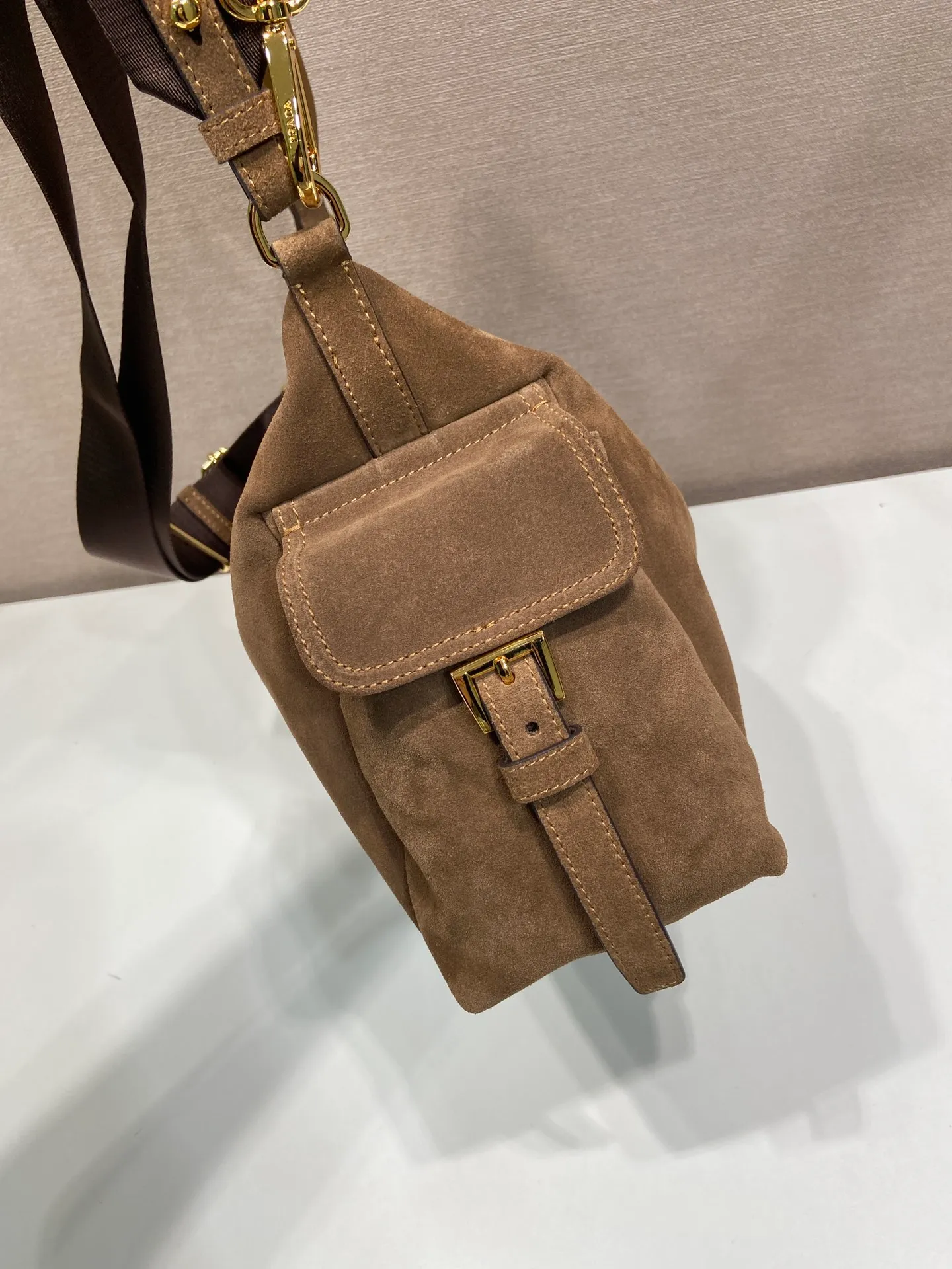 💰1520🎉New Suede Leather🎉1BC264 Discovery Bag🎉🎉 This Discovery Bag is made of imported suede leather with a soft silhouette and multiple pockets. Lightweight and practical Re-Nylon emphasizes the design's versatile style, while leather details and signature accents reflect the P family's artisanal heritage. It comes with 2 removable, adjustable woven signature straps. The capacity is large and the upper body effect is very fashionable. Another hit that will never go out of style. Worth having! 🎉🎉 Length 32x Height 22x Bottom 11.5cm🎉🎉🎉💰💰💰