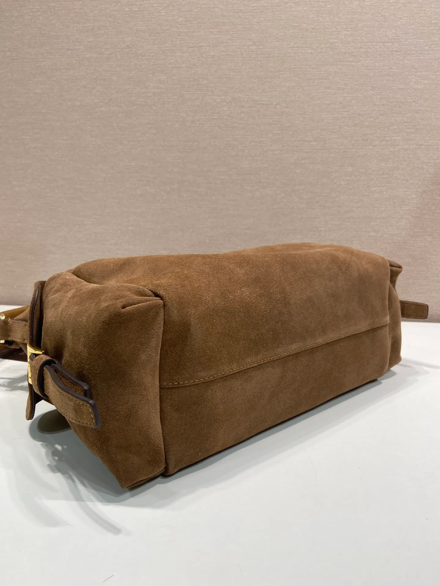 💰1520🎉New Suede Leather🎉1BC264 Discovery Bag🎉🎉 This Discovery Bag is made of imported suede leather with a soft silhouette and multiple pockets. Lightweight and practical Re-Nylon emphasizes the design's versatile style, while leather details and signature accents reflect the P family's artisanal heritage. It comes with 2 removable, adjustable woven signature straps. The capacity is large and the upper body effect is very fashionable. Another hit that will never go out of style. Worth having! 🎉🎉 Length 32x Height 22x Bottom 11.5cm🎉🎉🎉💰💰💰
