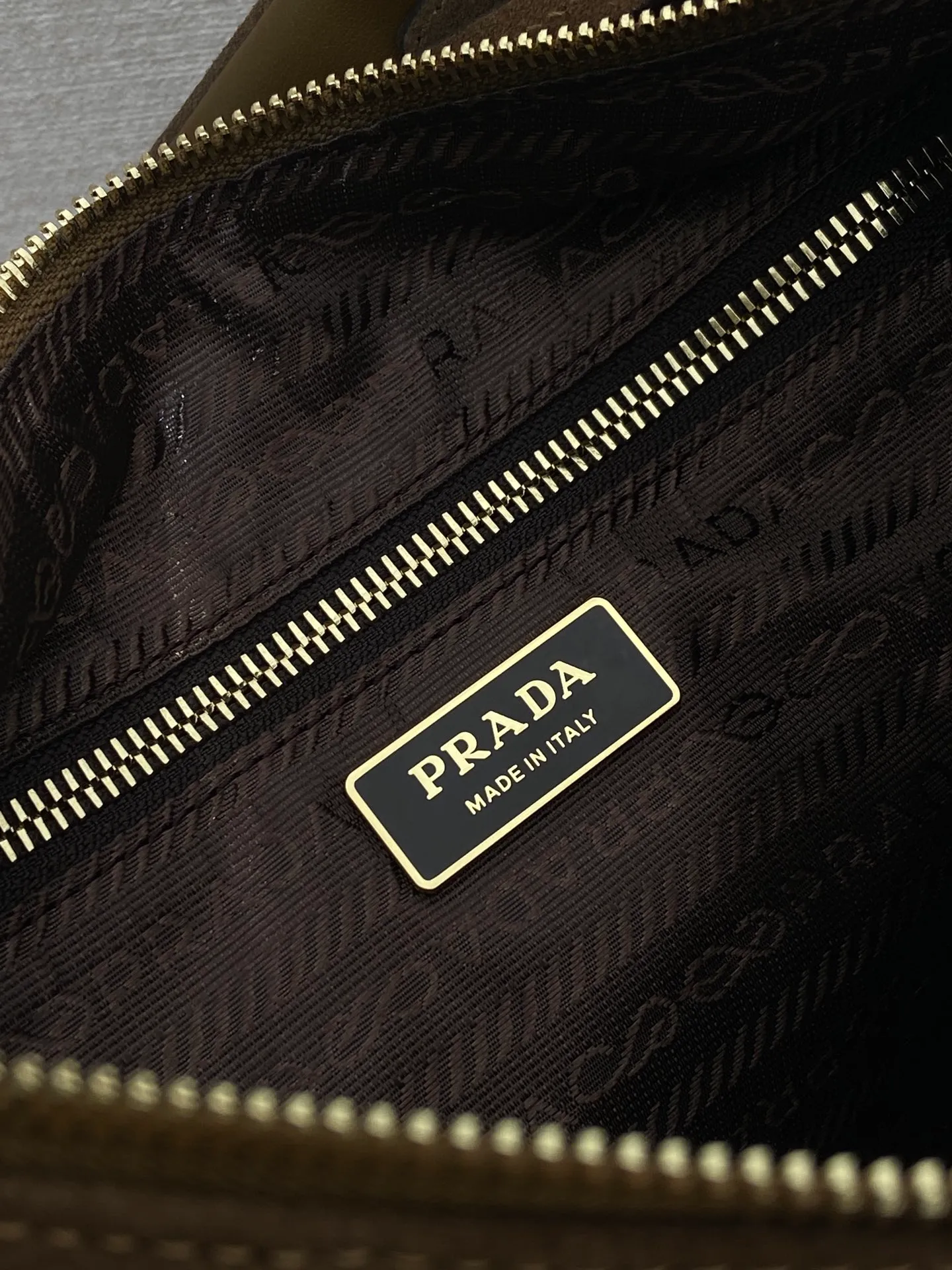 💰1520🎉New Suede Leather🎉1BC264 Discovery Bag🎉🎉 This Discovery Bag is made of imported suede leather with a soft silhouette and multiple pockets. Lightweight and practical Re-Nylon emphasizes the design's versatile style, while leather details and signature accents reflect the P family's artisanal heritage. It comes with 2 removable, adjustable woven signature straps. The capacity is large and the upper body effect is very fashionable. Another hit that will never go out of style. Worth having! 🎉🎉 Length 32x Height 22x Bottom 11.5cm🎉🎉🎉💰💰💰