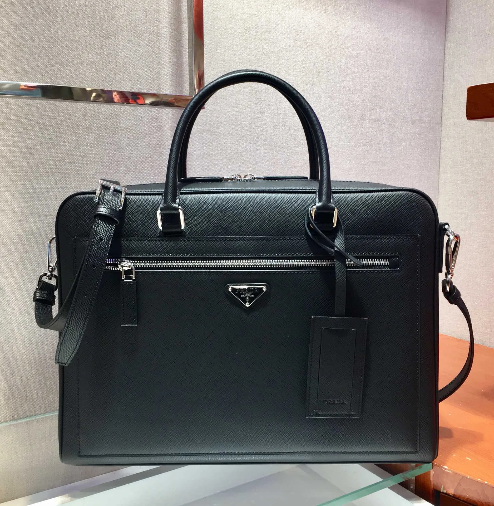 💰2100🎉Exclusive debut🎉New briefcase 2VE016, original item👍👍Made of imported Saffiano leather material, top metal accessories, detachable and adjustable leather long shoulder strap, double handles, two front sides Pockets, the main compartment is equipped with a long zipper that extends to the side, creating a practical inner compartment layout for business people [strong][strong] The trolley strap can be inserted on the back, which is convenient for men on business trips👍👍This briefcase outlines a modern and elegant silhouette. Show off the brand's temperament😘😘Men deserve it, hurry up and get it👍👍Length 38xHeight 28xBottom 7cm-