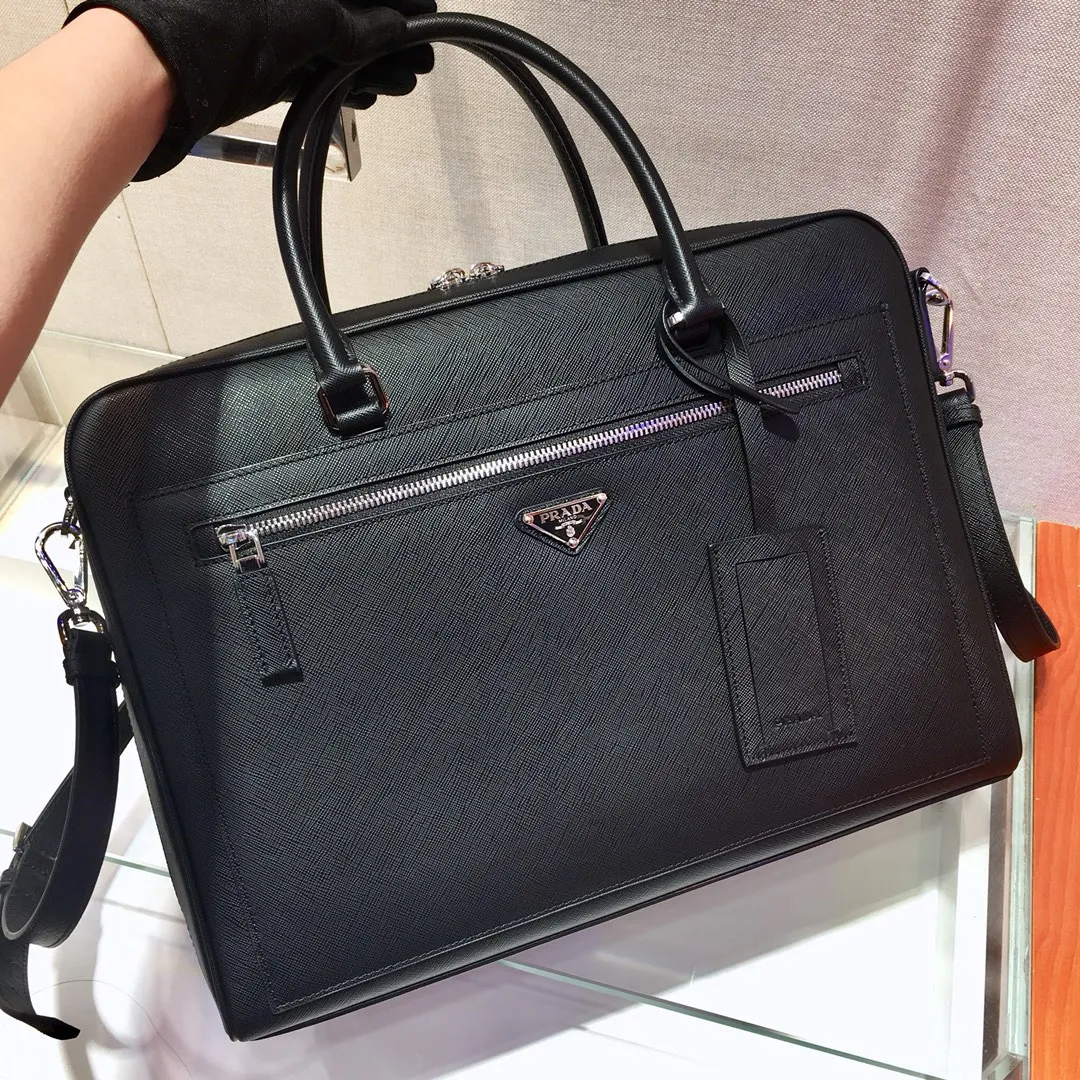 💰2100🎉Exclusive debut🎉New briefcase 2VE016, original item👍👍Made of imported Saffiano leather material, top metal accessories, detachable and adjustable leather long shoulder strap, double handles, two front sides Pockets, the main compartment is equipped with a long zipper that extends to the side, creating a practical inner compartment layout for business people [strong][strong] The trolley strap can be inserted on the back, which is convenient for men on business trips👍👍This briefcase outlines a modern and elegant silhouette. Show off the brand's temperament😘😘Men deserve it, hurry up and get it👍👍Length 38xHeight 28xBottom 7cm-