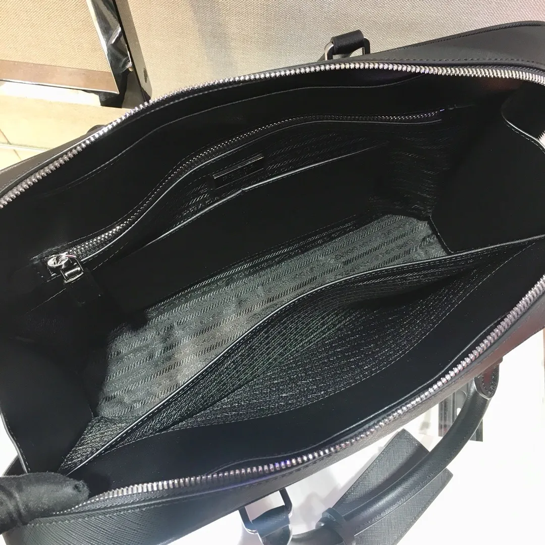 💰2100🎉Exclusive debut🎉New briefcase 2VE016, original item👍👍Made of imported Saffiano leather material, top metal accessories, detachable and adjustable leather long shoulder strap, double handles, two front sides Pockets, the main compartment is equipped with a long zipper that extends to the side, creating a practical inner compartment layout for business people [strong][strong] The trolley strap can be inserted on the back, which is convenient for men on business trips👍👍This briefcase outlines a modern and elegant silhouette. Show off the brand's temperament😘😘Men deserve it, hurry up and get it👍👍Length 38xHeight 28xBottom 7cm-