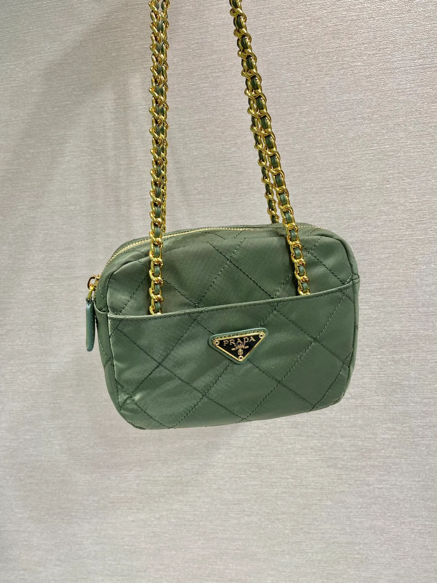 💰1020🎉Middle-aged cross-body bag🎉1BD632🎉🎉 This Vintage middle-aged chain diamond hobo bag has a great design👏👏 Purely handmade nylon rhombus design, can be worn on one shoulder, across the body, or carried on the street. The imported black gold chain is really the eternal theme of vintage😘😘It is simple and elegant, and the capacity is very large👍The upper body is particularly trendy, versatile and fashionable. No matter casual or formal, they all have a stable temperament. Hurry up and get it🙊I love this second-hand hobo bag😘😘Length 19xHeight 14xCloth 6cm🎉
