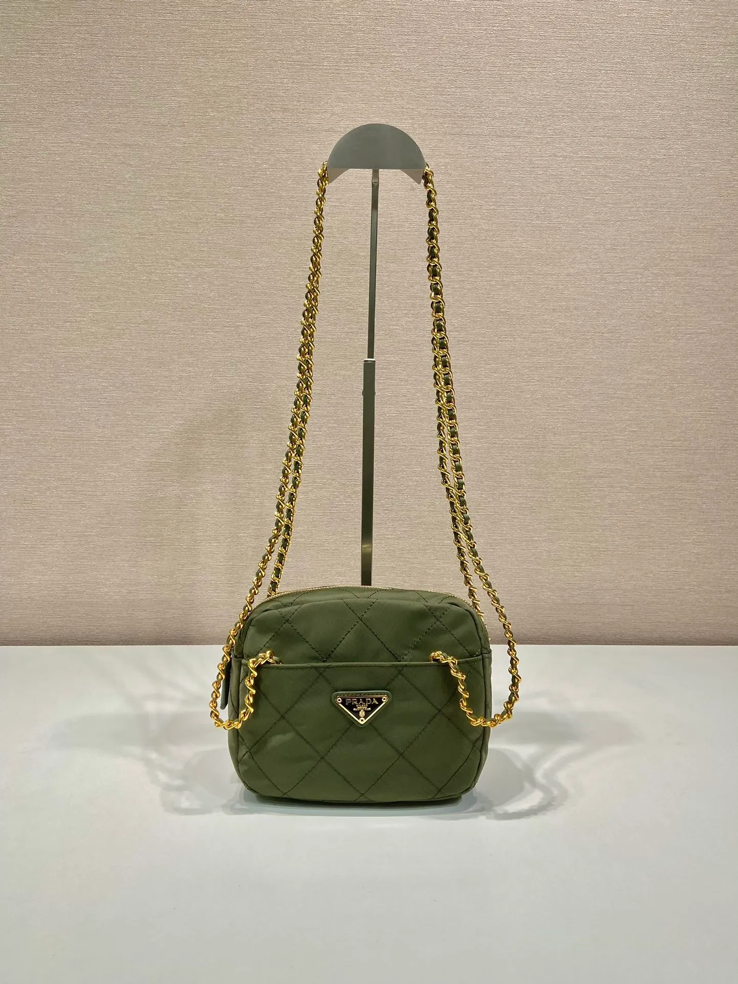 💰1020🎉Middle-aged cross-body bag🎉1BD632🎉🎉 This Vintage middle-aged chain diamond hobo bag has a great design👏👏 Purely handmade nylon rhombus design, can be worn on one shoulder, across the body, or carried on the street. The imported black gold chain is really the eternal theme of vintage😘😘It is simple and elegant, and the capacity is very large👍The upper body is particularly trendy, versatile and fashionable. No matter casual or formal, they all have a stable temperament. Hurry up and get it🙊I love this second-hand hobo bag😘😘Length 19xHeight 14xCloth 6cm🎉