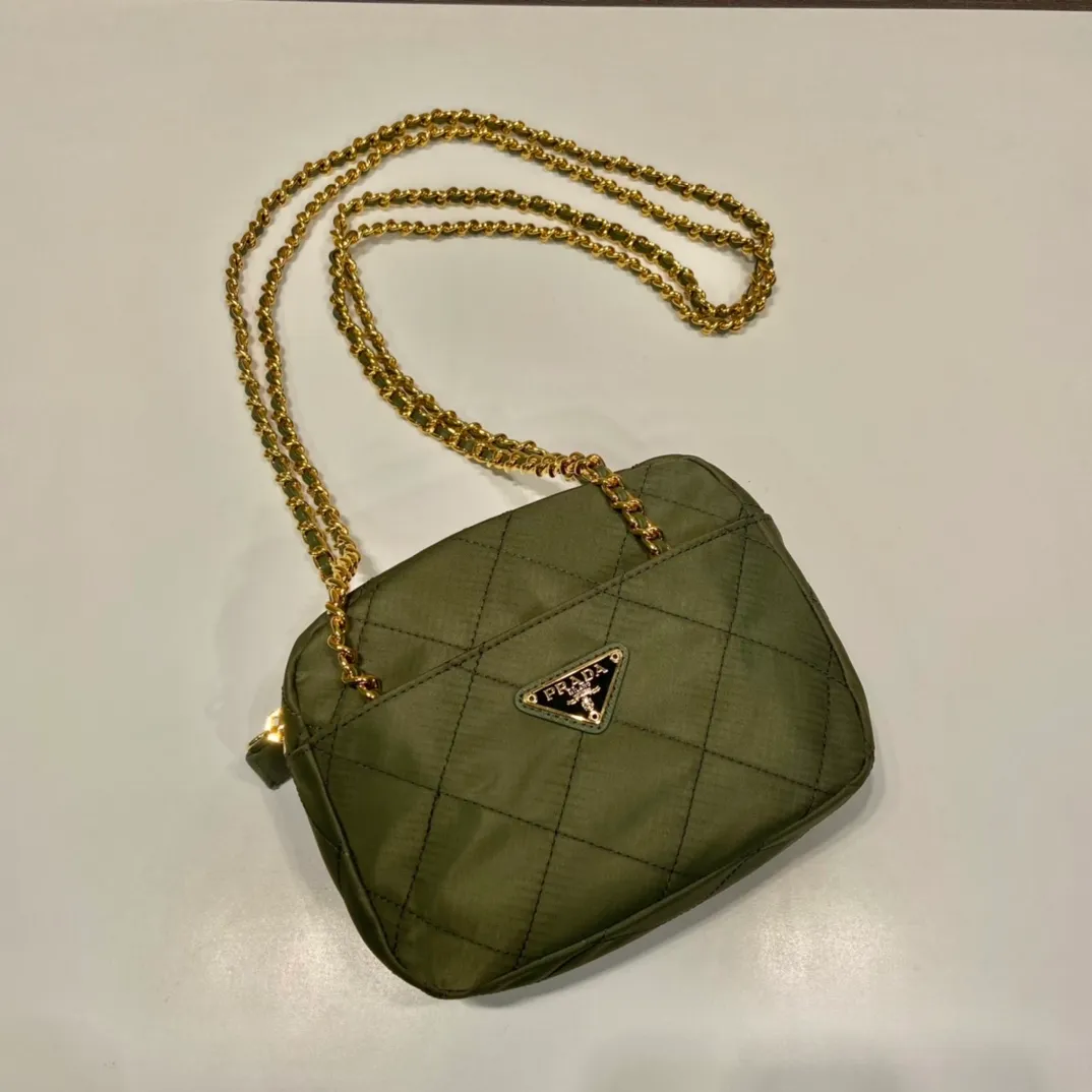 💰1020🎉Middle-aged cross-body bag🎉1BD632🎉🎉 This Vintage middle-aged chain diamond hobo bag has a great design👏👏 Purely handmade nylon rhombus design, can be worn on one shoulder, across the body, or carried on the street. The imported black gold chain is really the eternal theme of vintage😘😘It is simple and elegant, and the capacity is very large👍The upper body is particularly trendy, versatile and fashionable. No matter casual or formal, they all have a stable temperament. Hurry up and get it🙊I love this second-hand hobo bag😘😘Length 19xHeight 14xCloth 6cm🎉