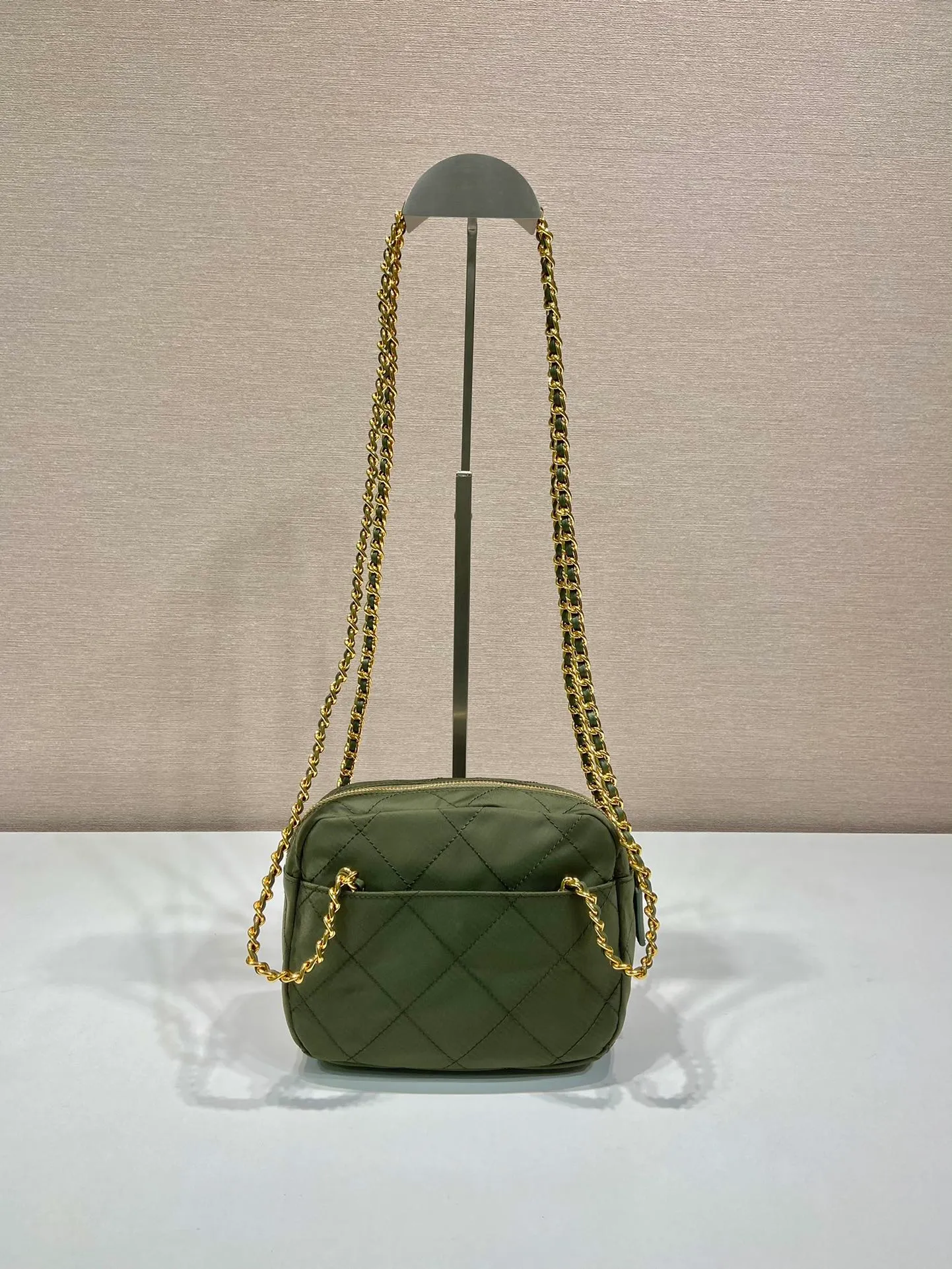 💰1020🎉Middle-aged cross-body bag🎉1BD632🎉🎉 This Vintage middle-aged chain diamond hobo bag has a great design👏👏 Purely handmade nylon rhombus design, can be worn on one shoulder, across the body, or carried on the street. The imported black gold chain is really the eternal theme of vintage😘😘It is simple and elegant, and the capacity is very large👍The upper body is particularly trendy, versatile and fashionable. No matter casual or formal, they all have a stable temperament. Hurry up and get it🙊I love this second-hand hobo bag😘😘Length 19xHeight 14xCloth 6cm🎉