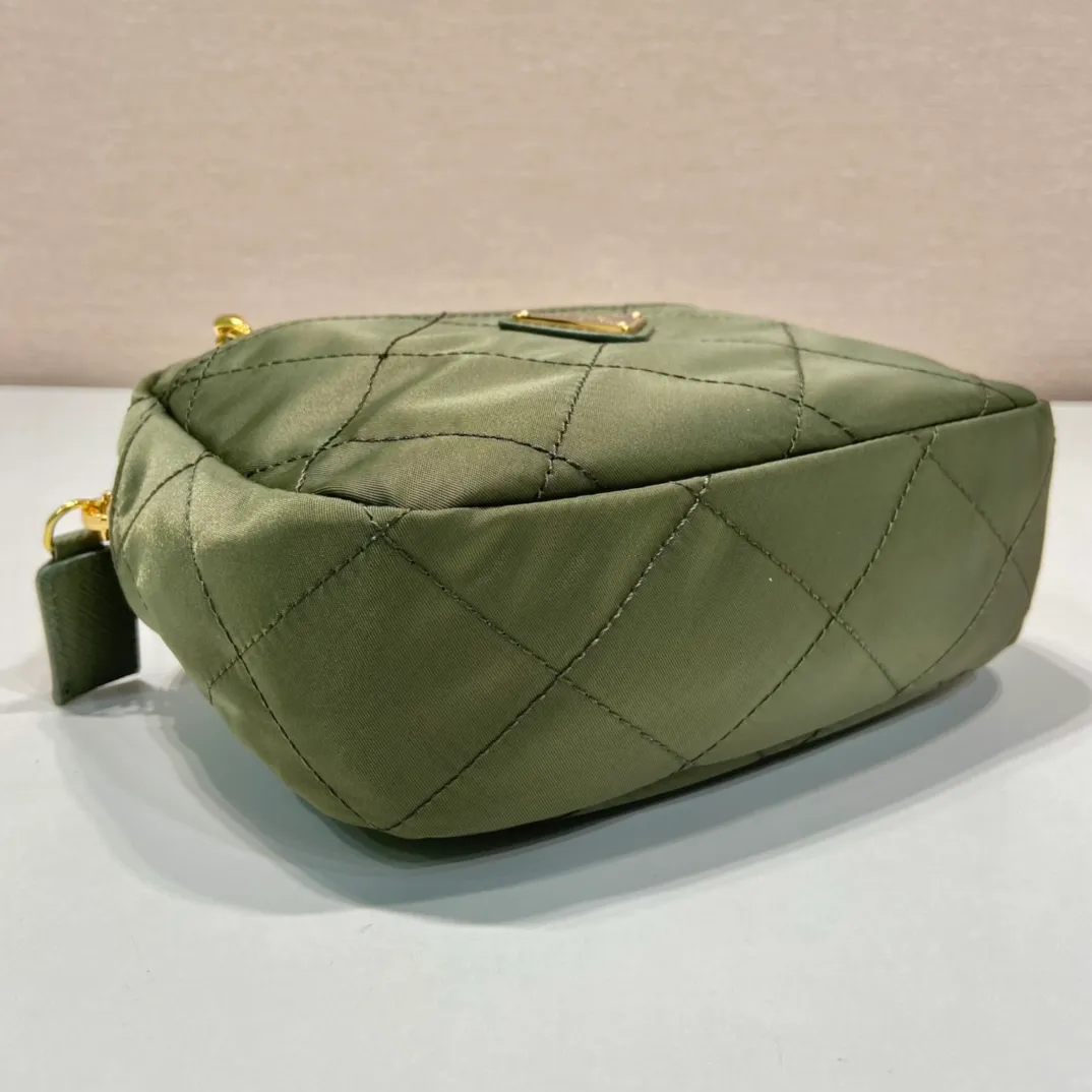 💰1020🎉Middle-aged cross-body bag🎉1BD632🎉🎉 This Vintage middle-aged chain diamond hobo bag has a great design👏👏 Purely handmade nylon rhombus design, can be worn on one shoulder, across the body, or carried on the street. The imported black gold chain is really the eternal theme of vintage😘😘It is simple and elegant, and the capacity is very large👍The upper body is particularly trendy, versatile and fashionable. No matter casual or formal, they all have a stable temperament. Hurry up and get it🙊I love this second-hand hobo bag😘😘Length 19xHeight 14xCloth 6cm🎉